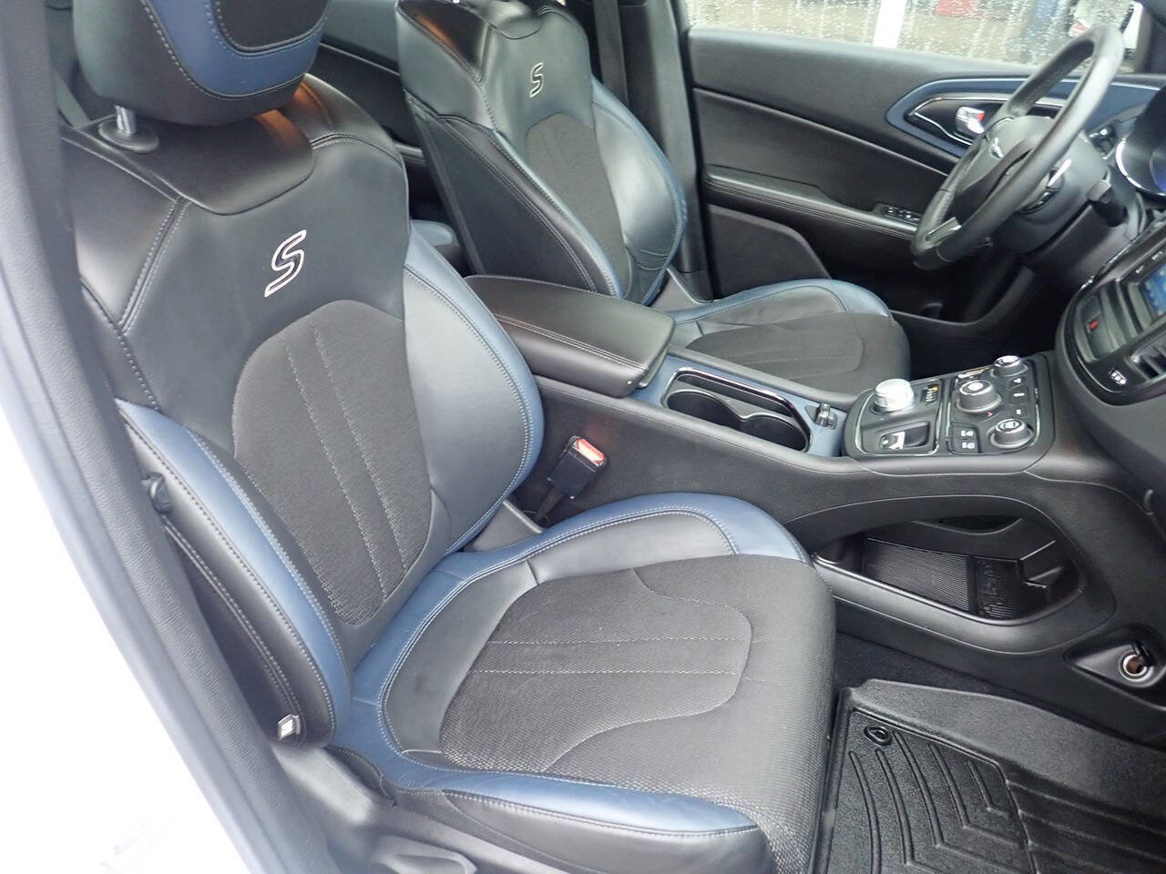 Used 2015 Chrysler 200 S image 29