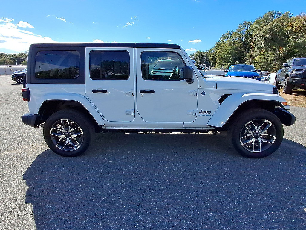 Certified 2024 Jeep Wrangler Unlimited w/ Convenience Group AWD/4WD image 9