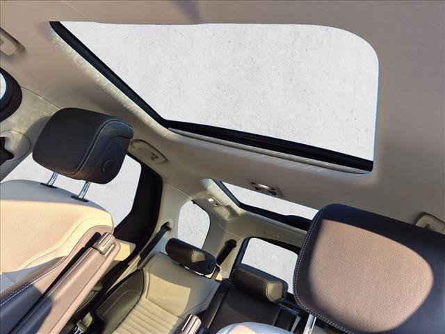 Certified 2025 Land Rover Discovery S AWD/4WD image 16