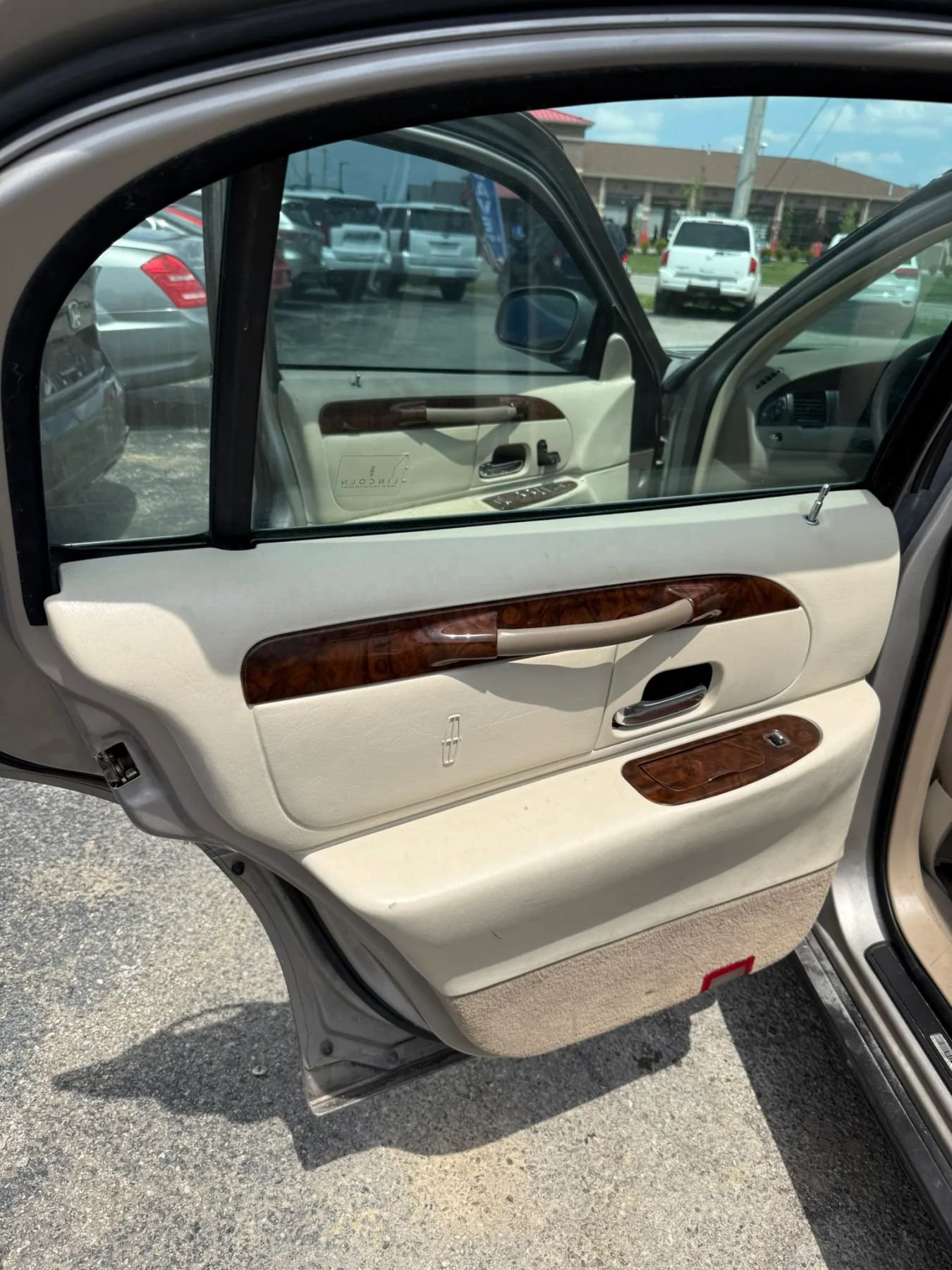 Used 2000 Lincoln Town Car Executive RWD image 13