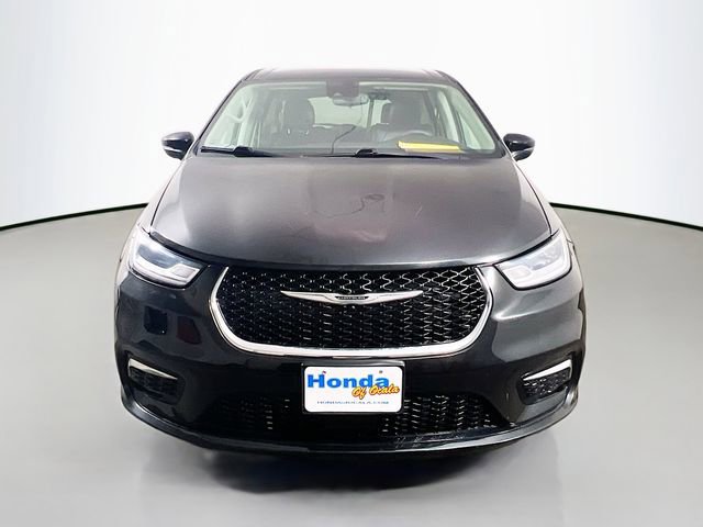 Used 2023 Chrysler Pacifica Touring-L image 2