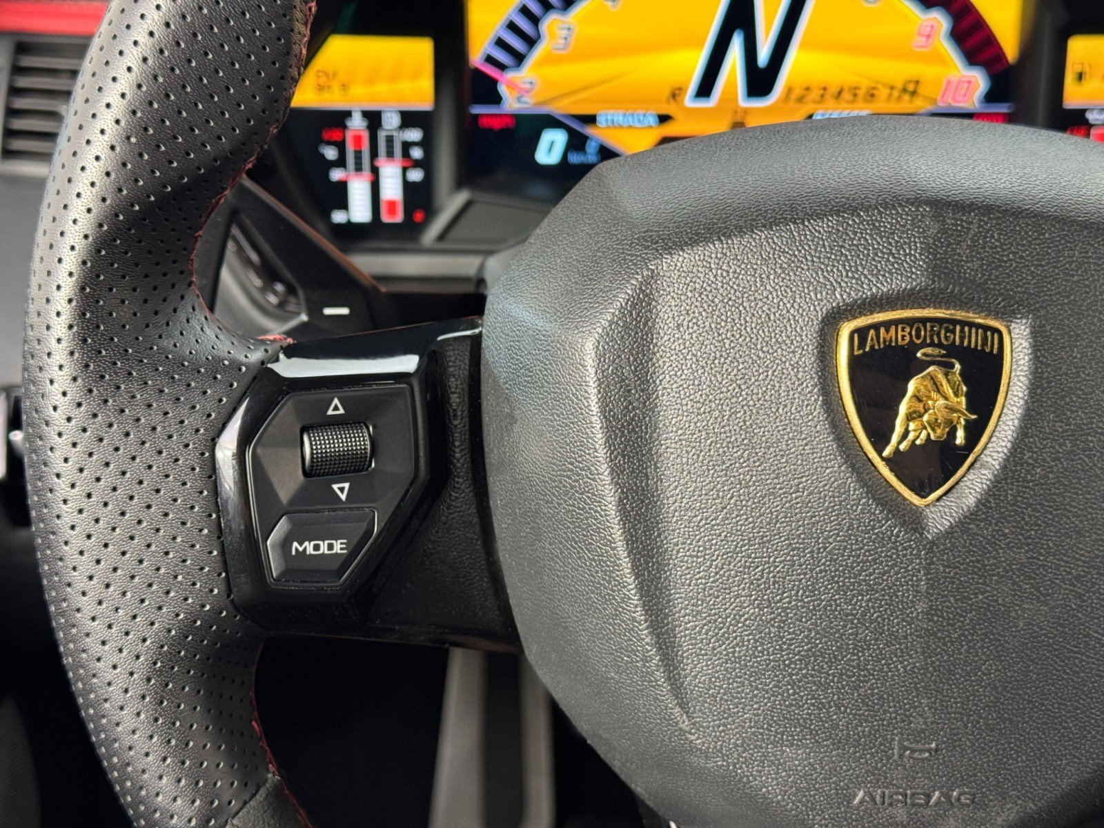Used 2017 Lamborghini Aventador S image 25