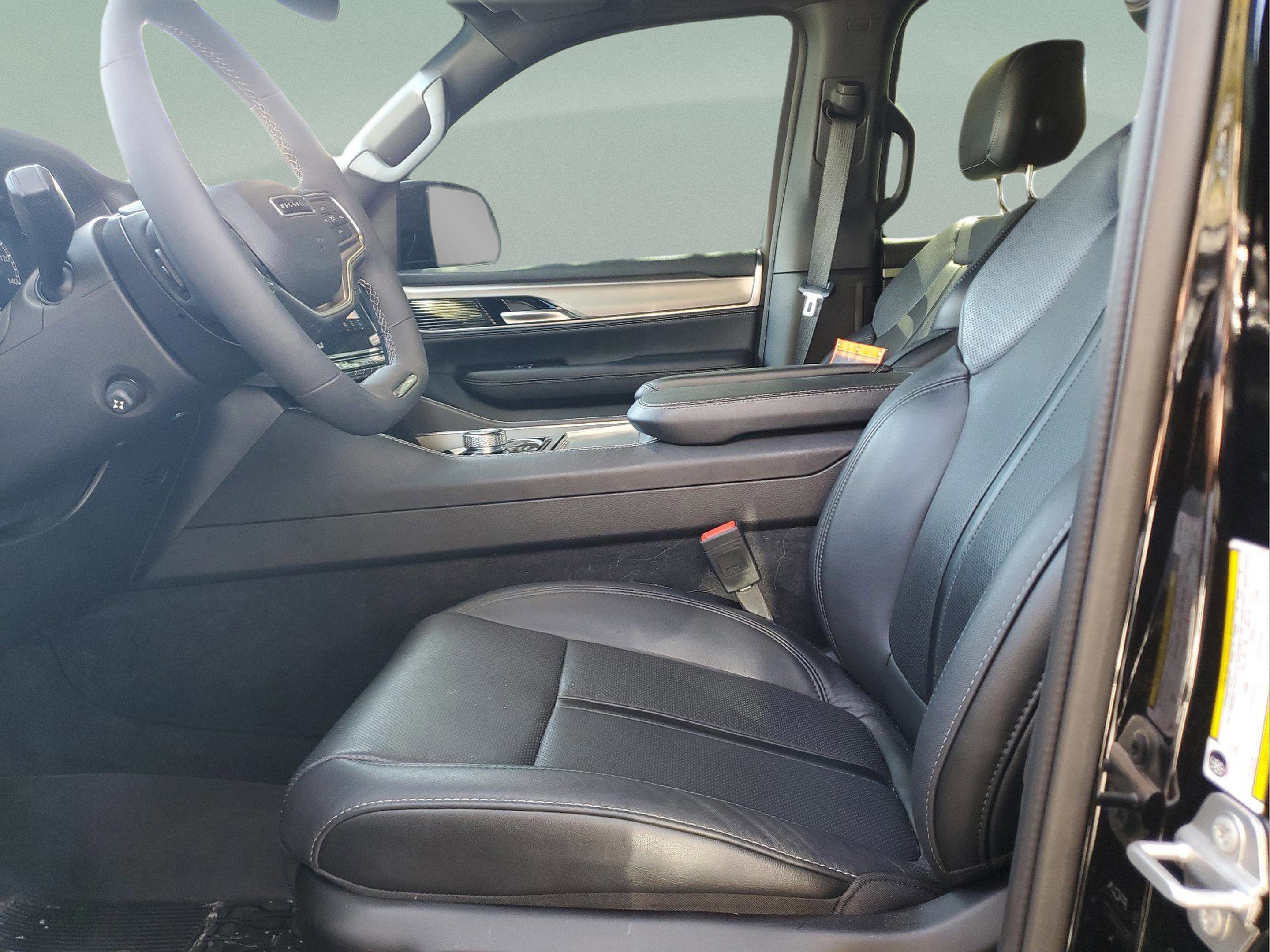 Used 2024 Jeep Wagoneer Series II image 16