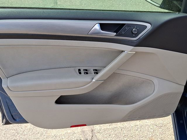 Used 2017 Volkswagen Golf S image 9