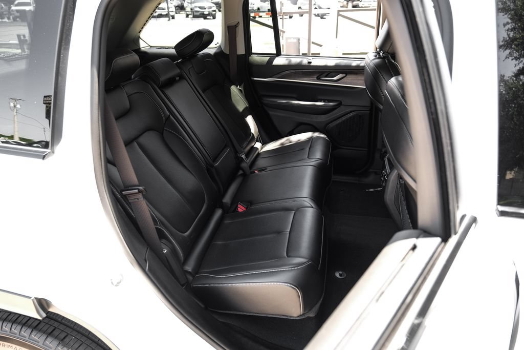 Used 2023 Jeep Grand Cherokee Limited w/ Luxury Tech Group II AWD/4WD image 49