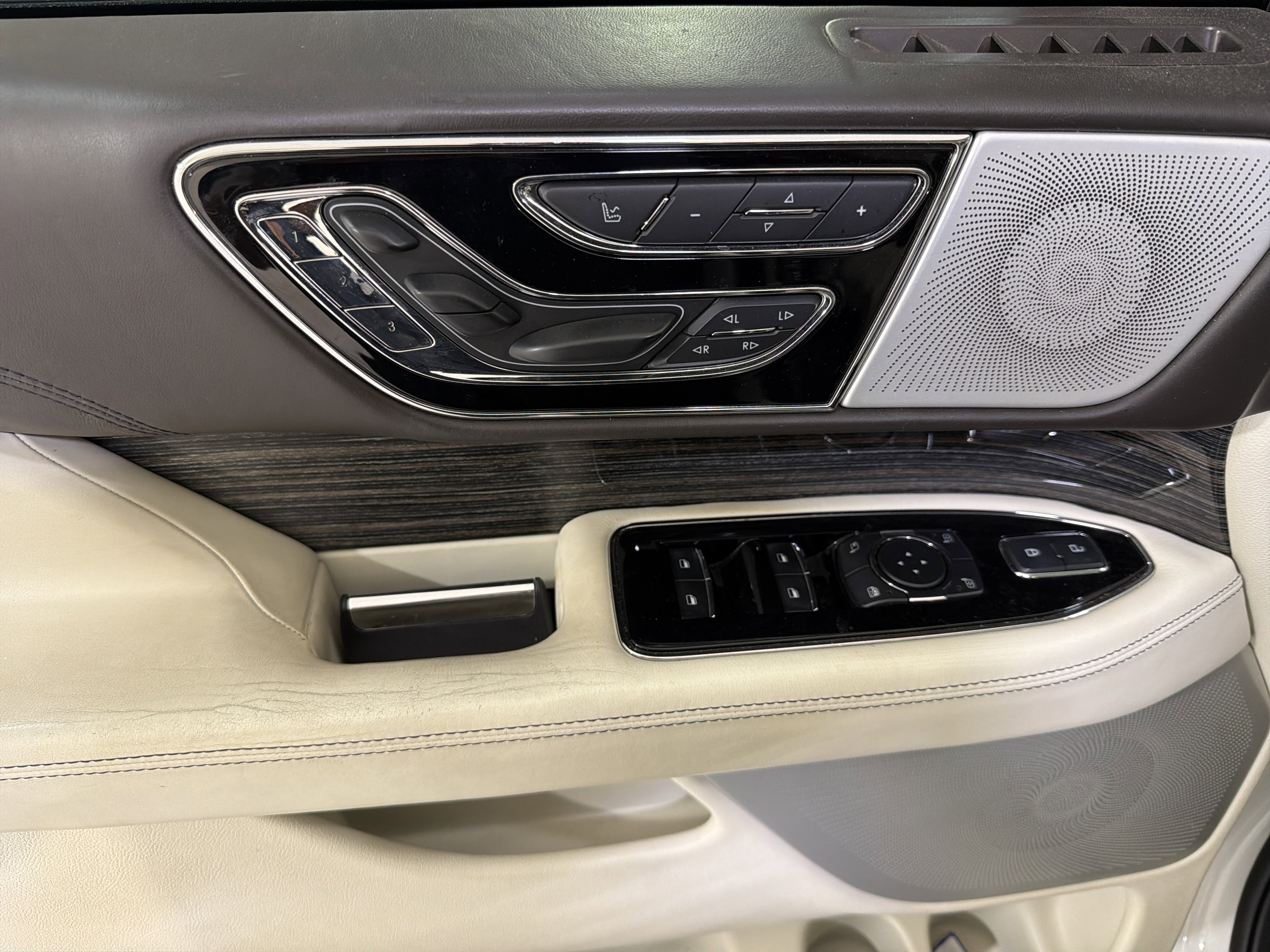 Used 2020 Lincoln Navigator Black Label w/ Cargo Convenience Package image 16