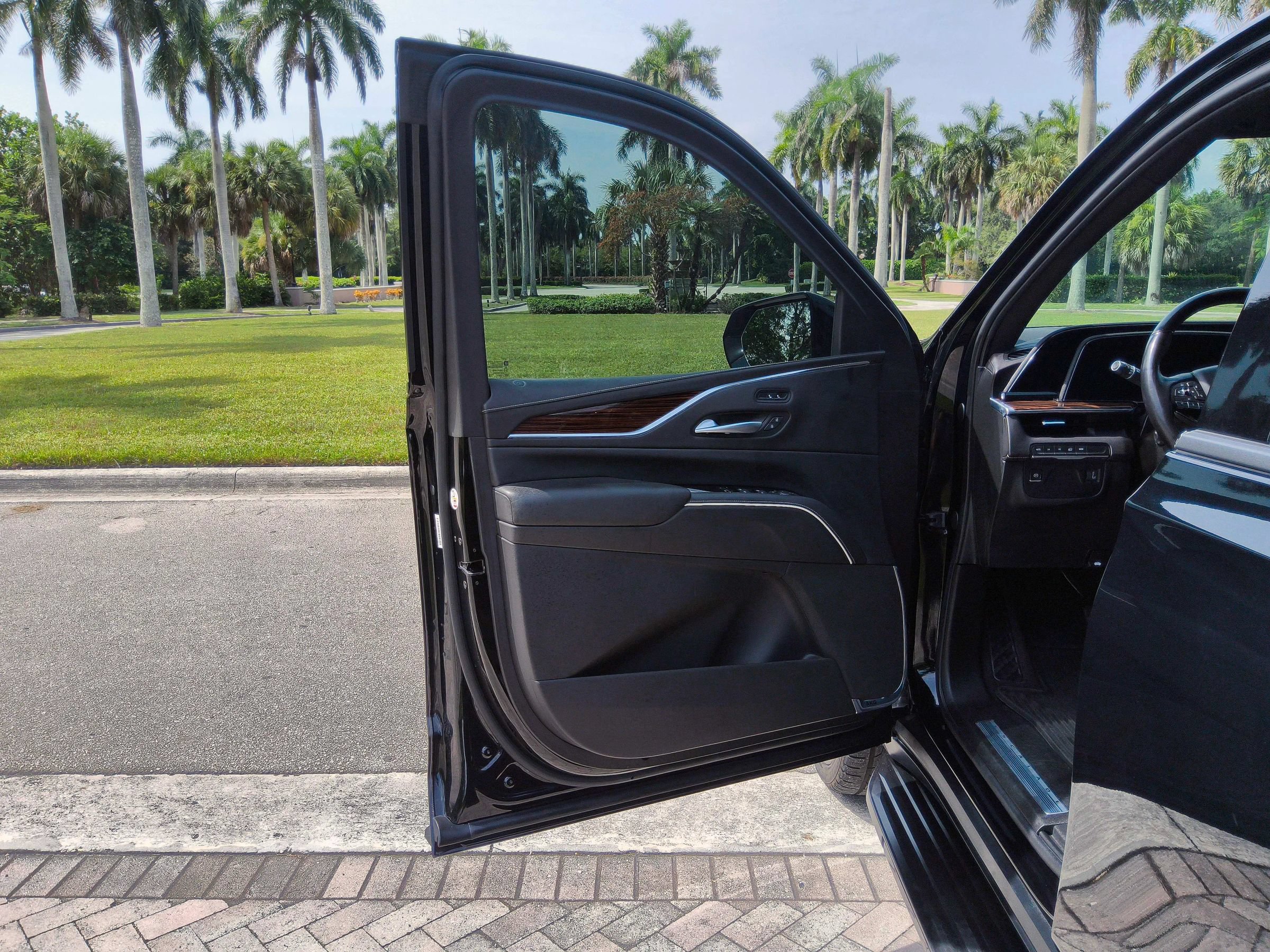 Used 2023 Cadillac Escalade ESV Luxury AWD/4WD image 24