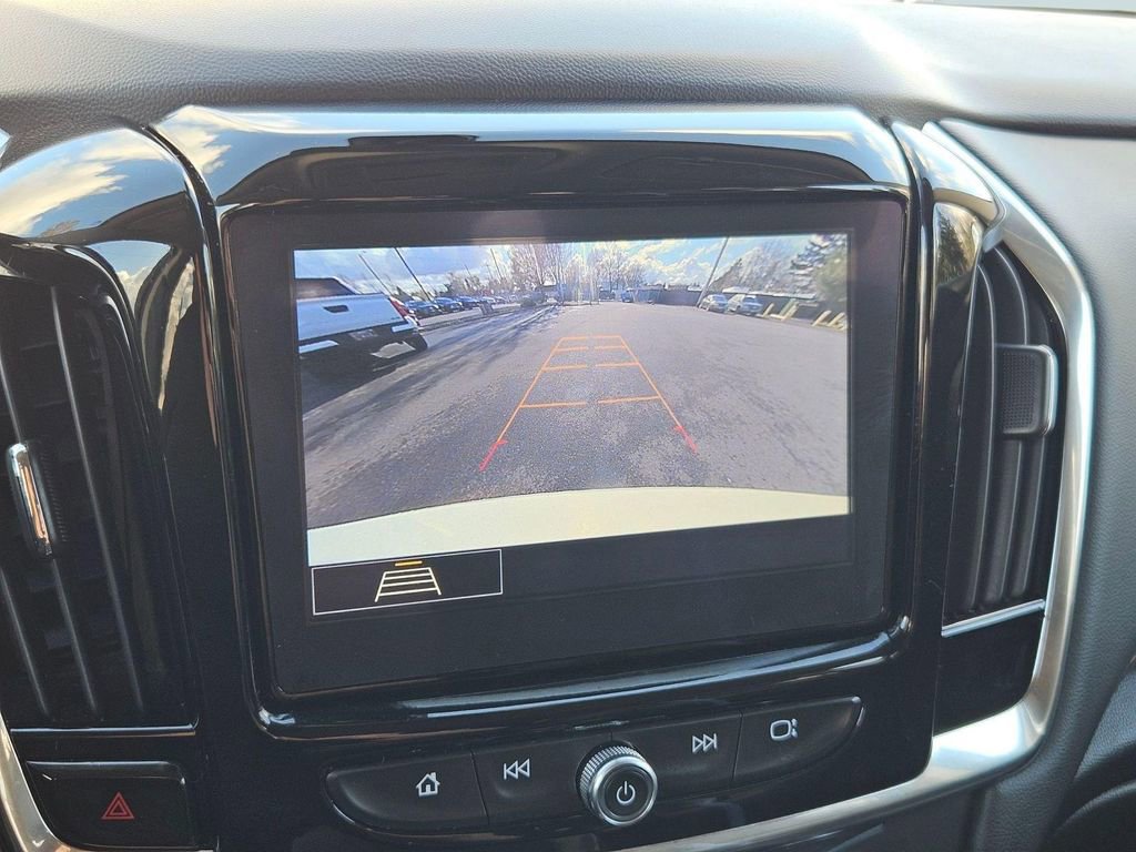 Used 2021 Chevrolet Traverse LT image 19