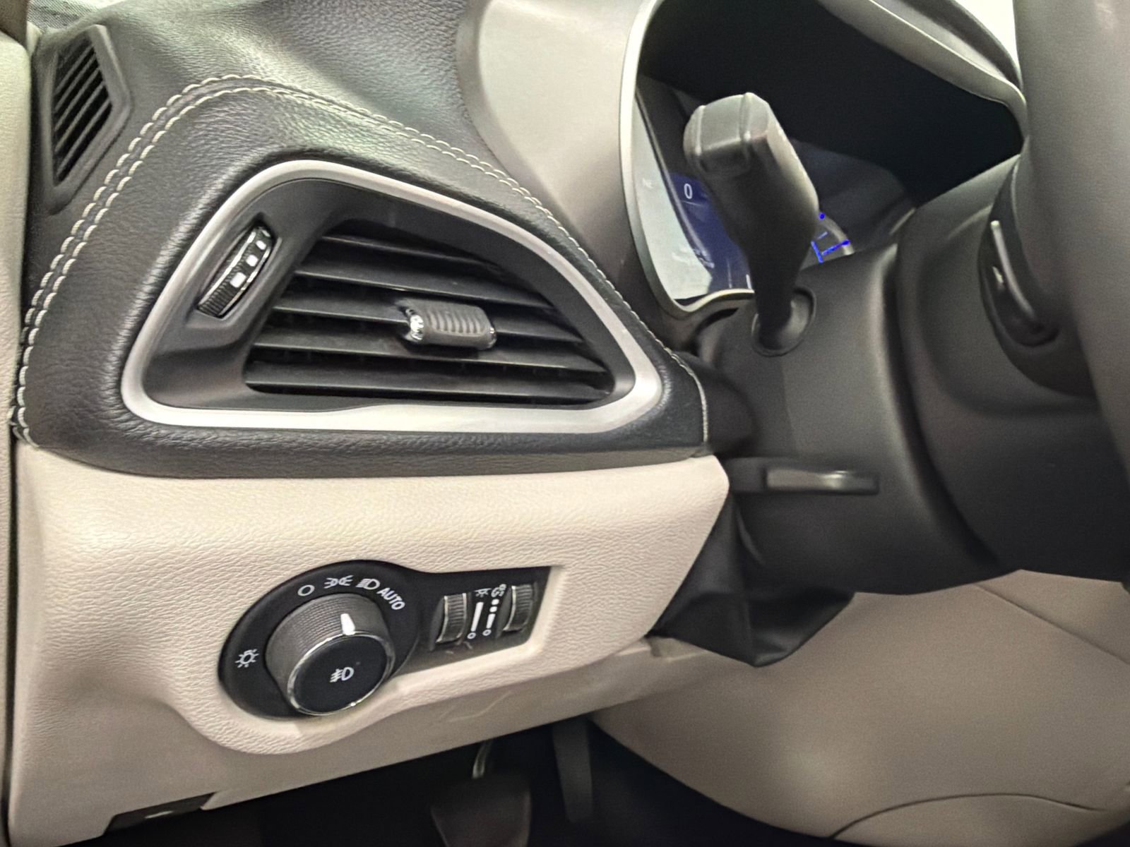Used 2023 Chrysler Pacifica Touring-L FWD image 32