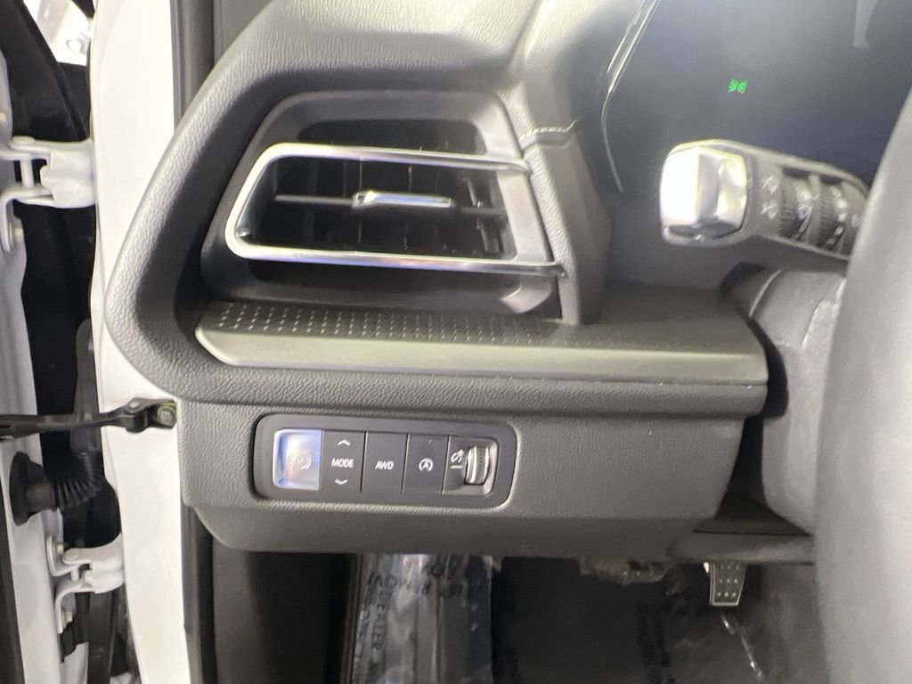 Certified 2025 Chevrolet Traverse LT w/ Sun and Wheel Package image 19