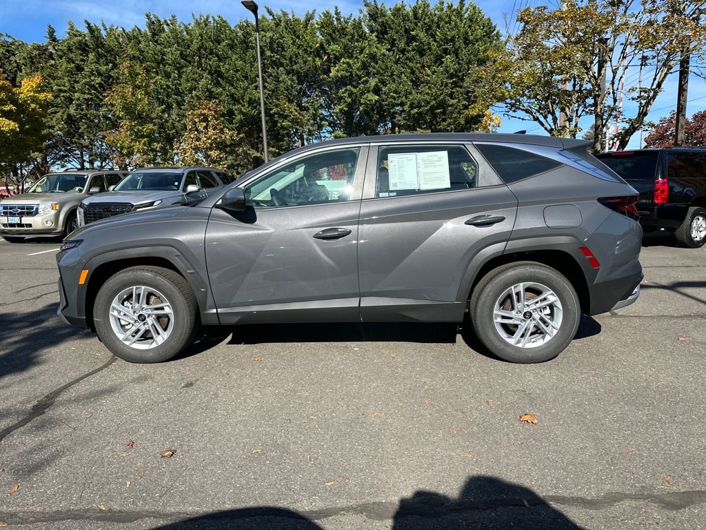 Certified 2025 Hyundai Tucson SE image 3