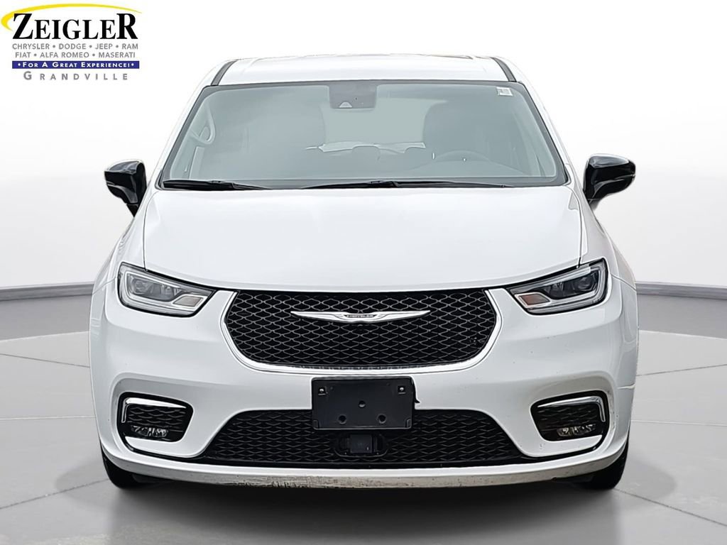 Used 2024 Chrysler Pacifica Touring-L FWD image 2