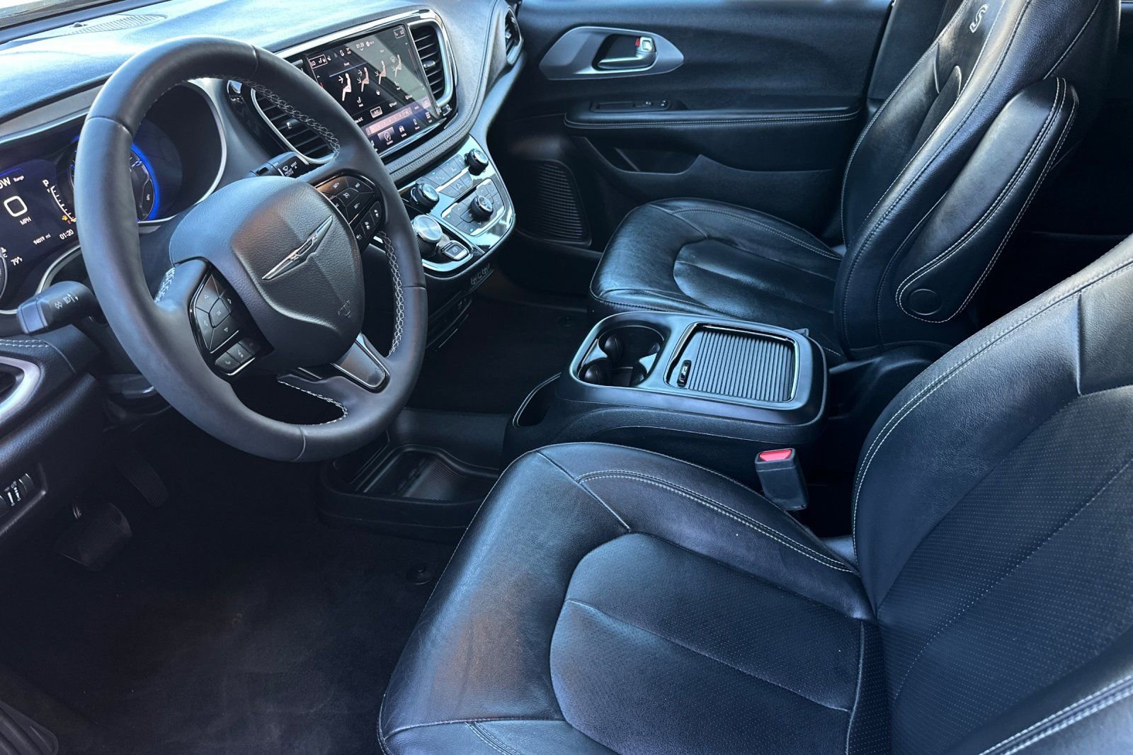 Used 2022 Chrysler Pacifica Touring-L w/ S Appearance Package image 9