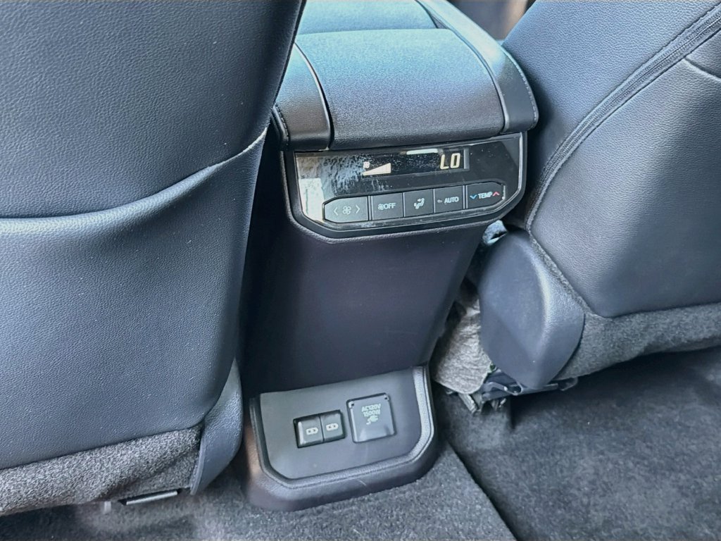 Used 2026 Toyota Highlander Limited AWD/4WD image 36