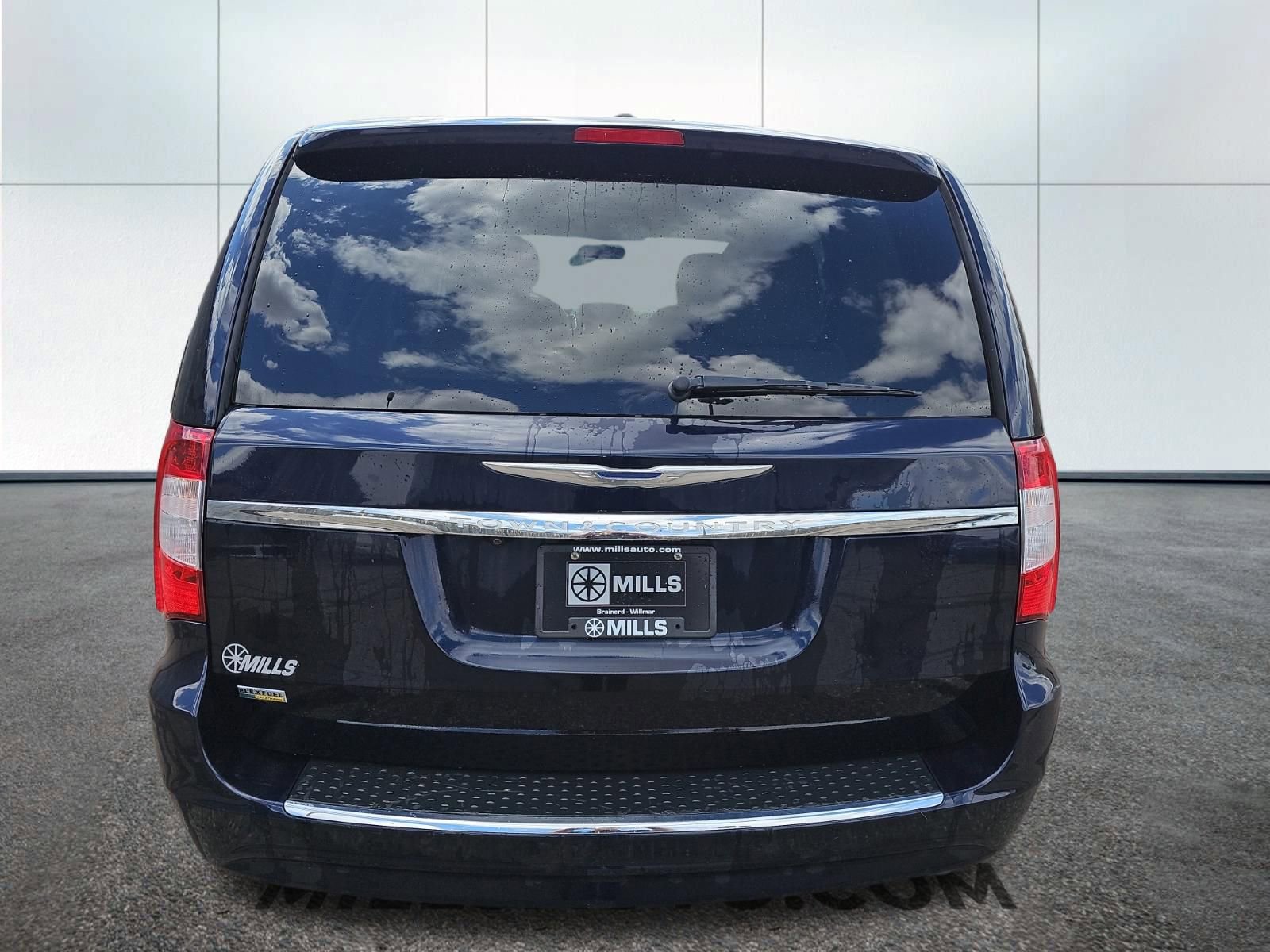 Used 2011 Chrysler Town & Country Touring FWD image 7