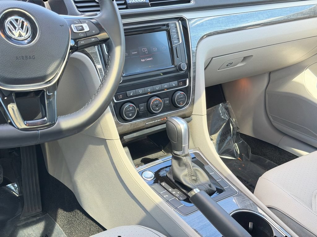 Used 2018 Volkswagen Passat 2.0T SE FWD image 14