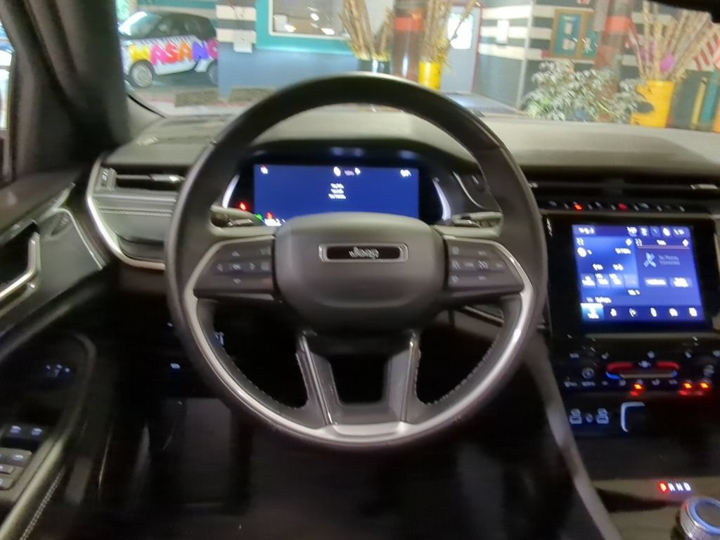 Used 2022 Jeep Grand Cherokee Altitude AWD/4WD image 2