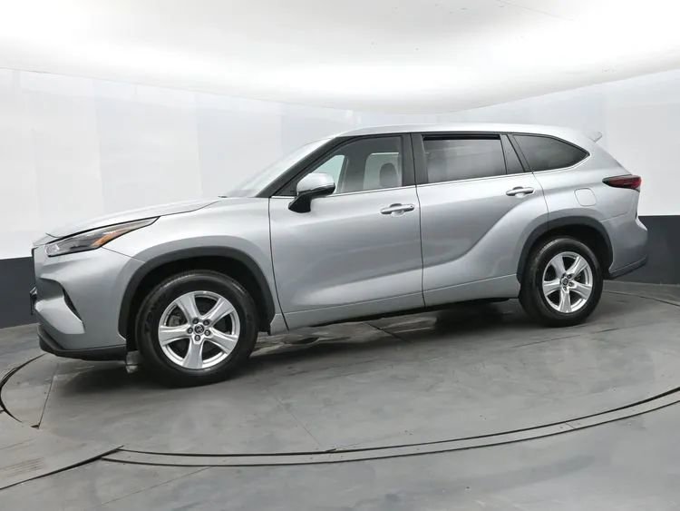 Used 2025 Toyota Highlander LE FWD image 5