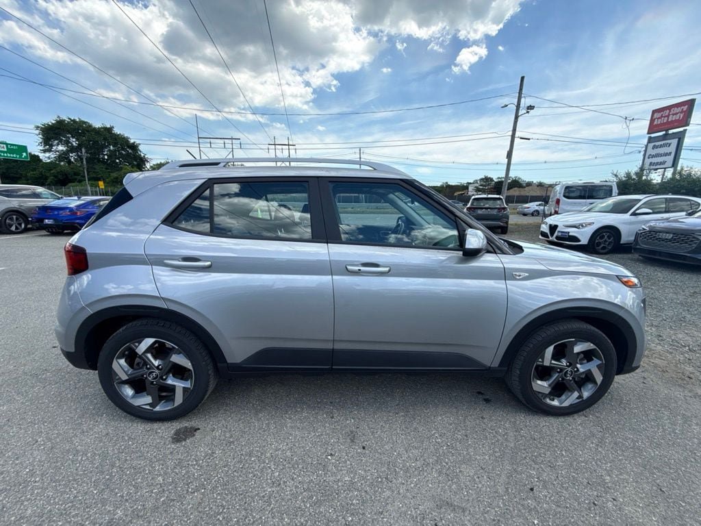 Used 2025 Hyundai Venue SEL FWD image 4