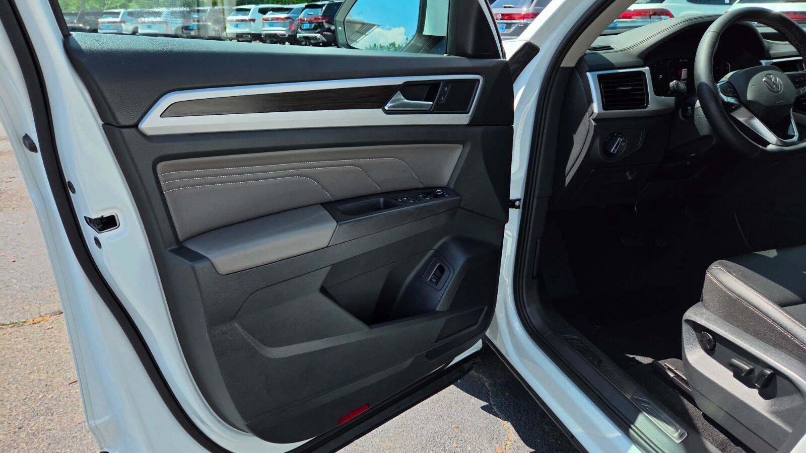 Certified 2023 Volkswagen Atlas SE w/ Black Wheel Package FWD image 18