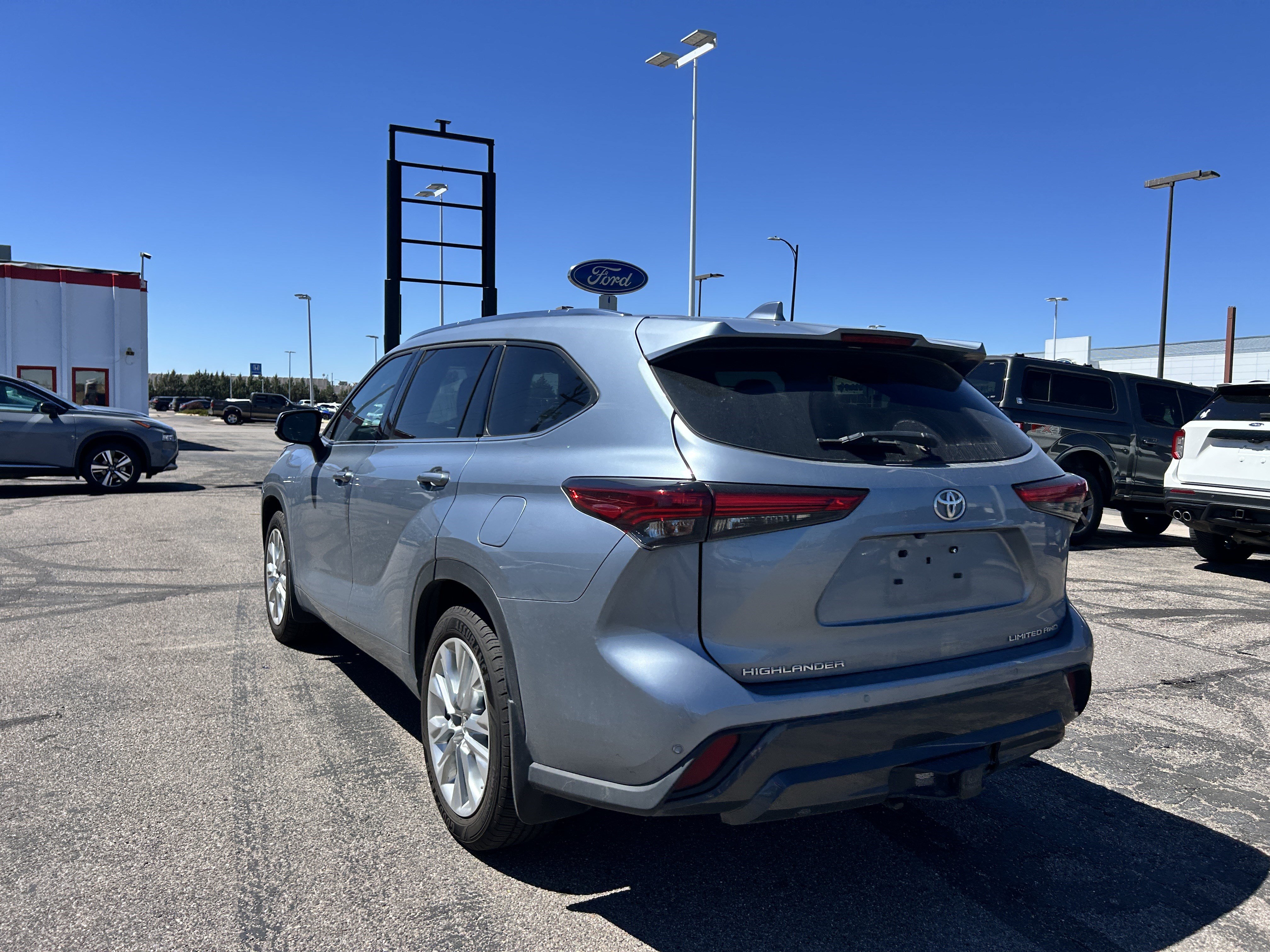 Used 2023 Toyota Highlander Limited AWD/4WD image 3