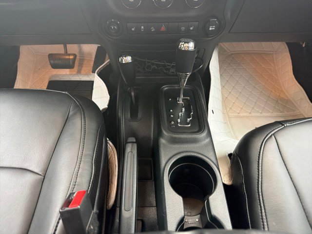 Used 2018 Jeep Wrangler Unlimited Rubicon w/ Connectivity Group AWD/4WD image 25
