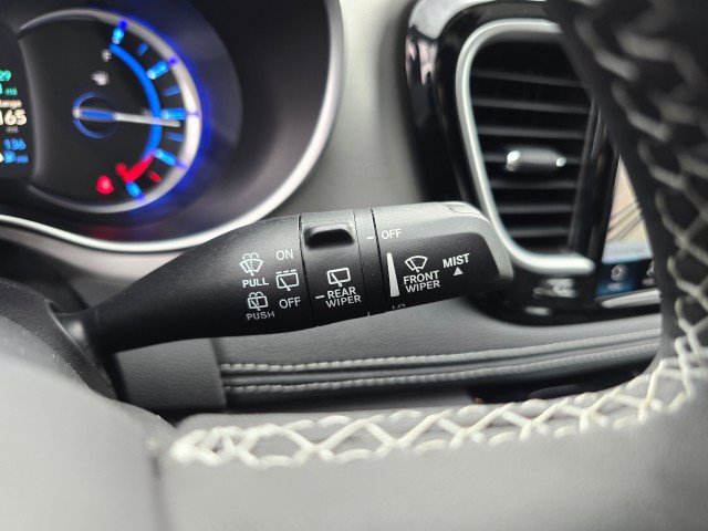 Used 2023 Chrysler Pacifica Limited w/ Uconnect Theater Family Group image 32