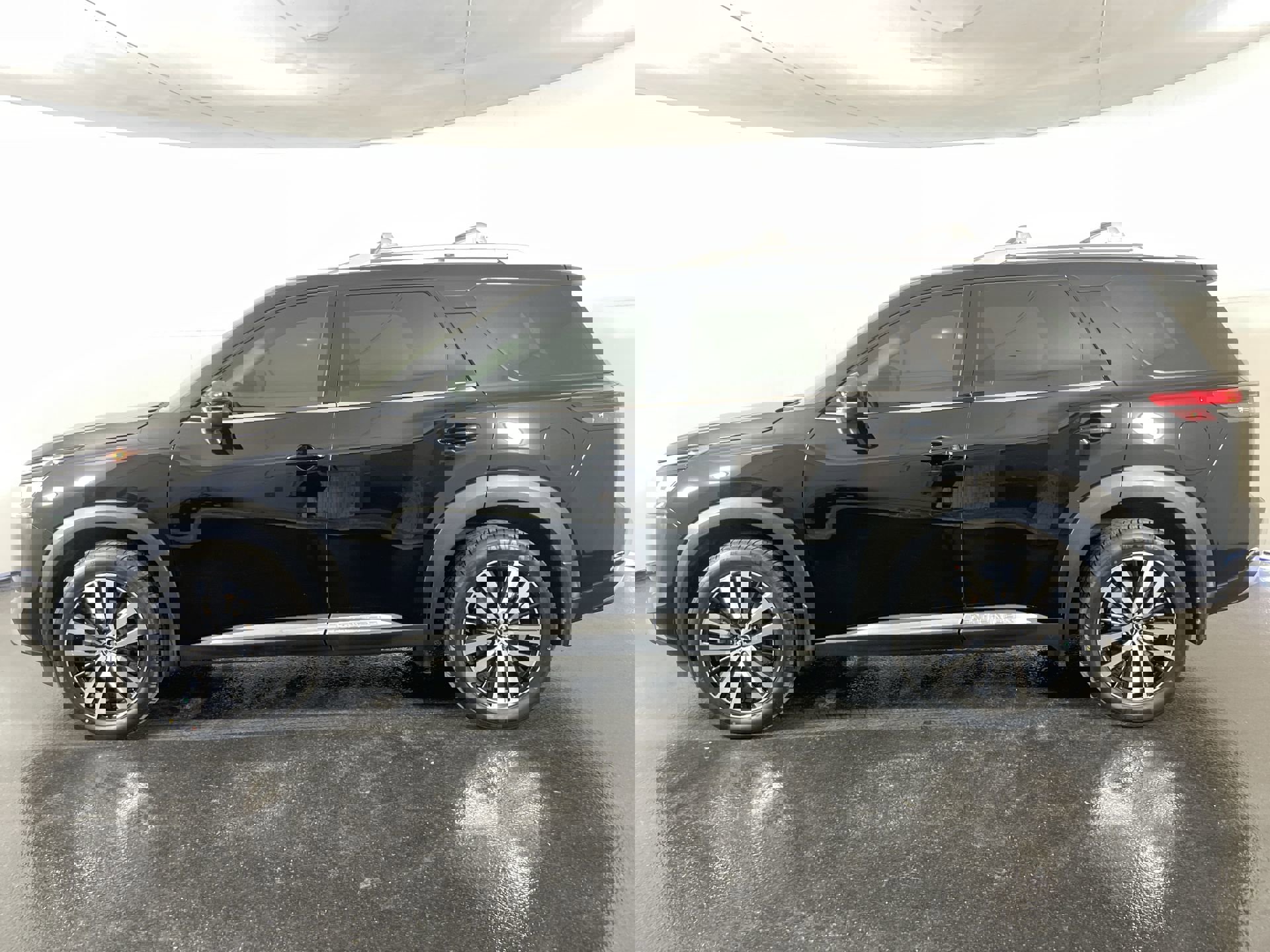 Certified 2024 Nissan Pathfinder Platinum w/ Cargo Package image 4