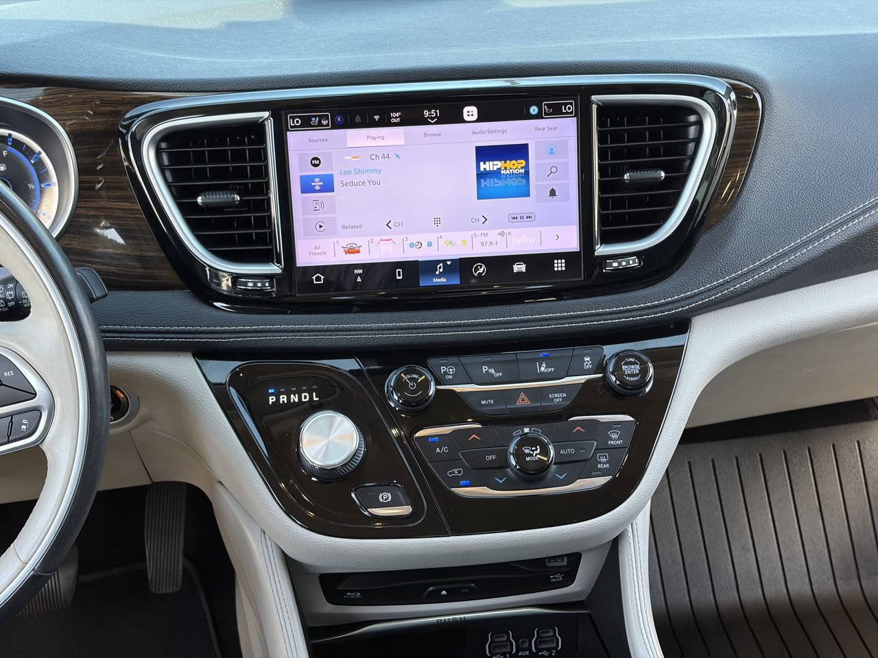 Used 2021 Chrysler Pacifica Limited w/ Uconnect Theater Family Group FWD image 17
