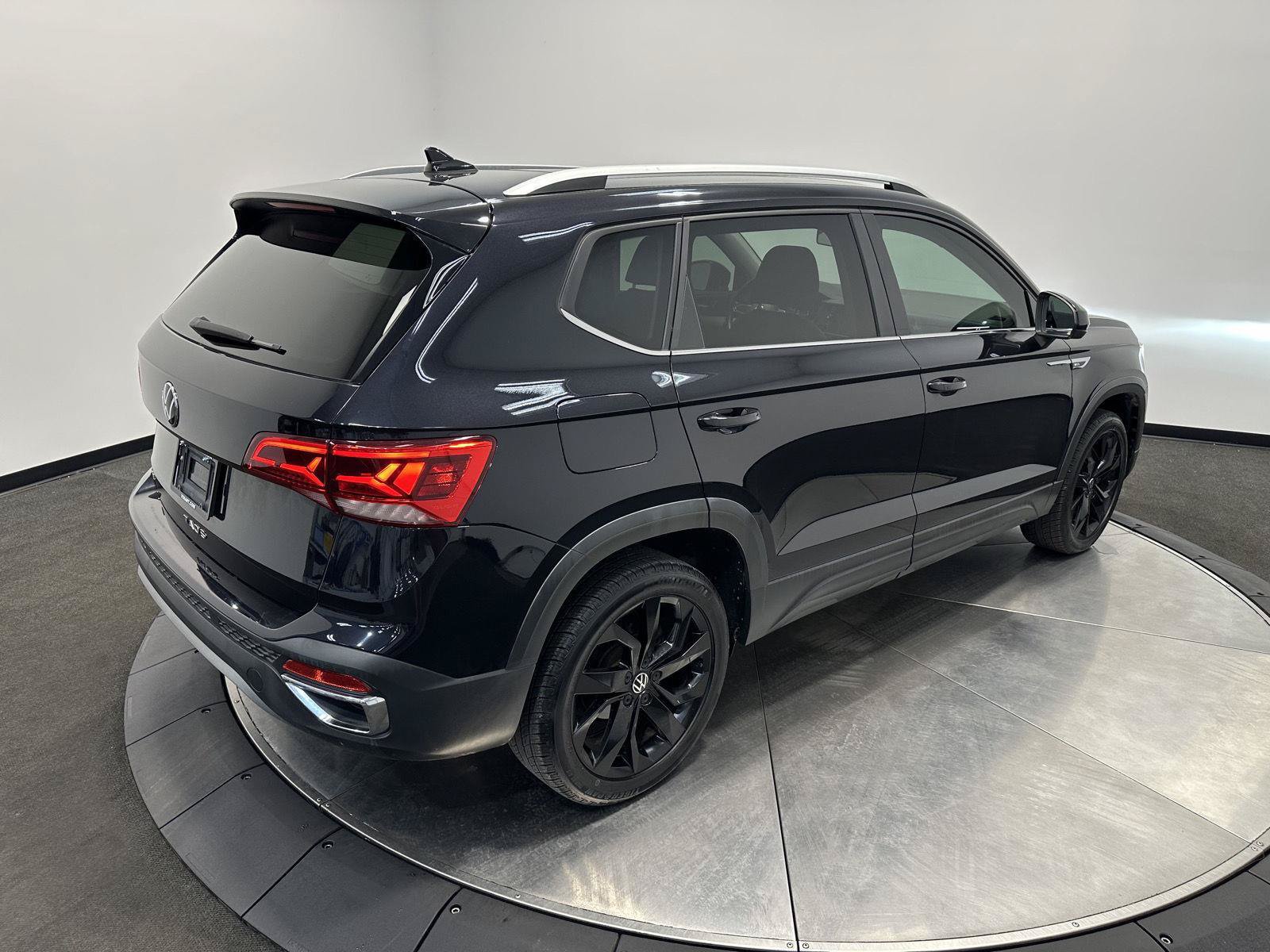 Used 2022 Volkswagen Taos SE w/ Panoramic Sunroof Package FWD image 7
