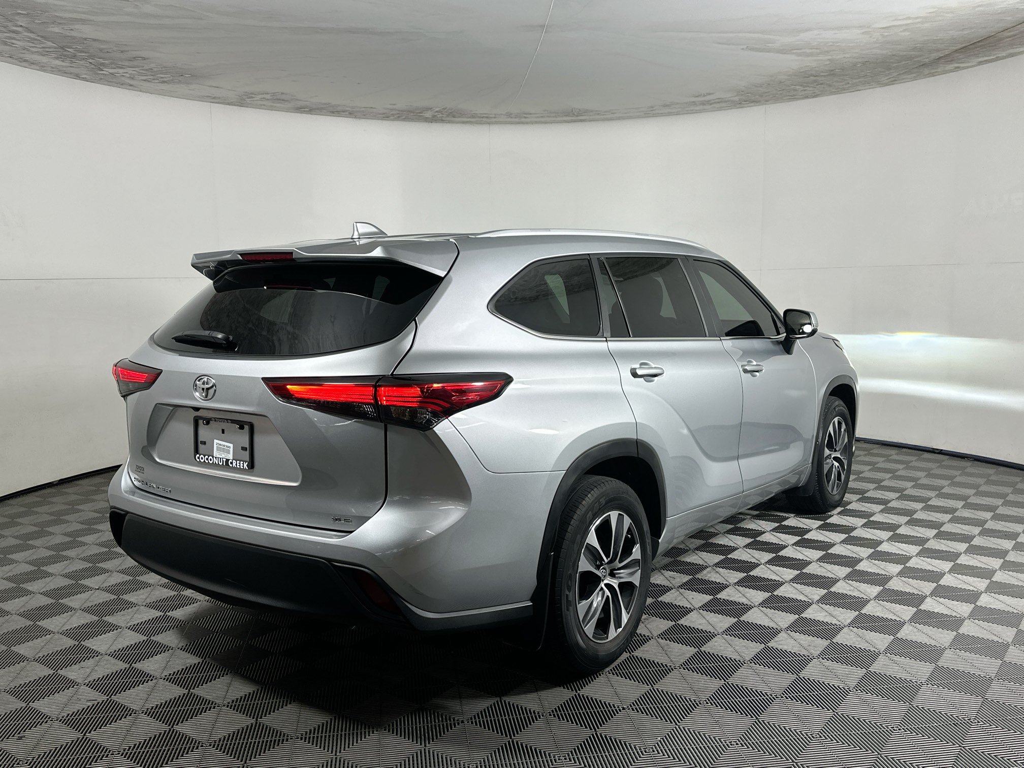 Used 2023 Toyota Highlander XLE FWD image 3