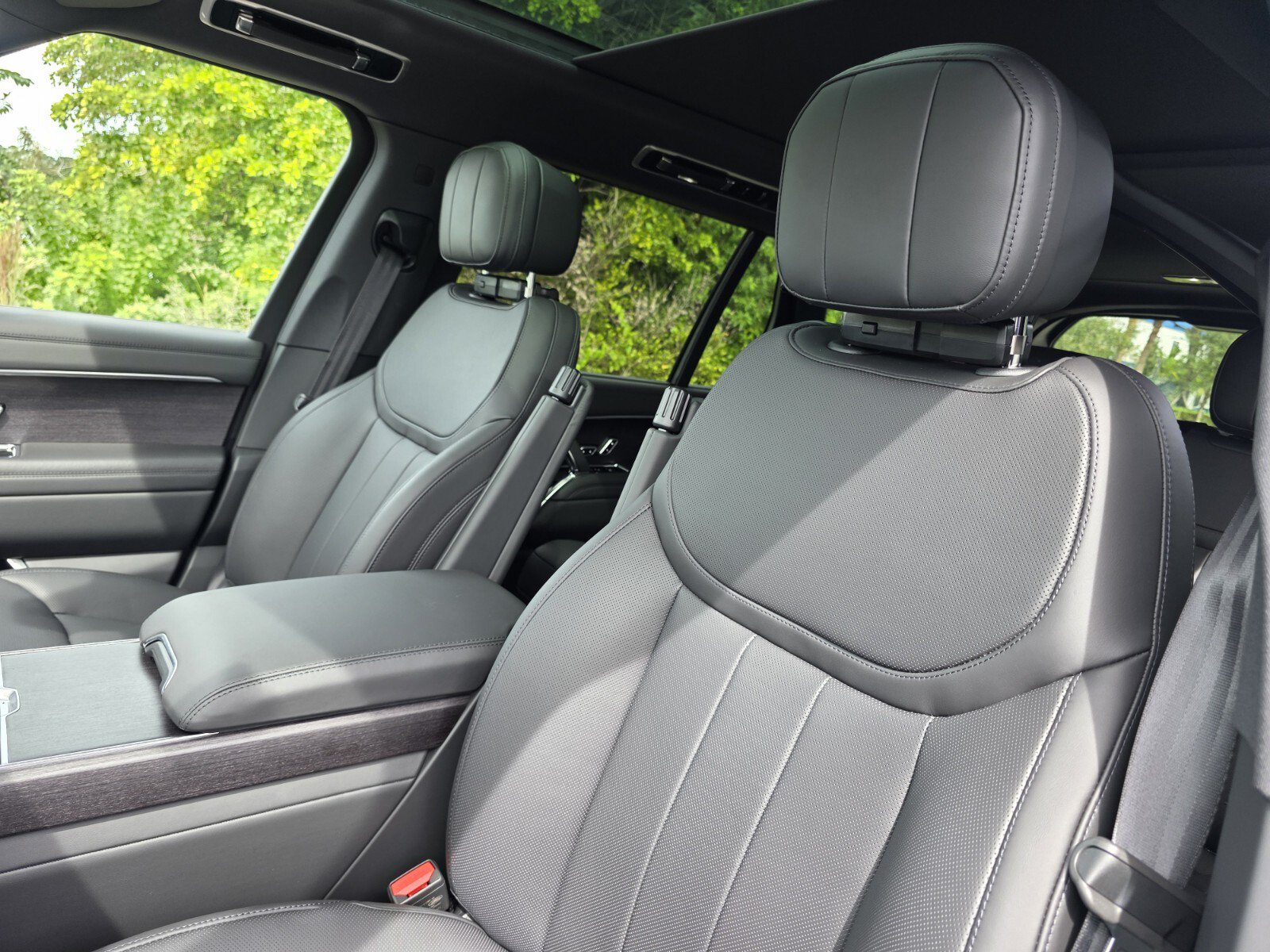 New 2026 Land Rover Range Rover Long Wheelbase SE AWD/4WD image 12