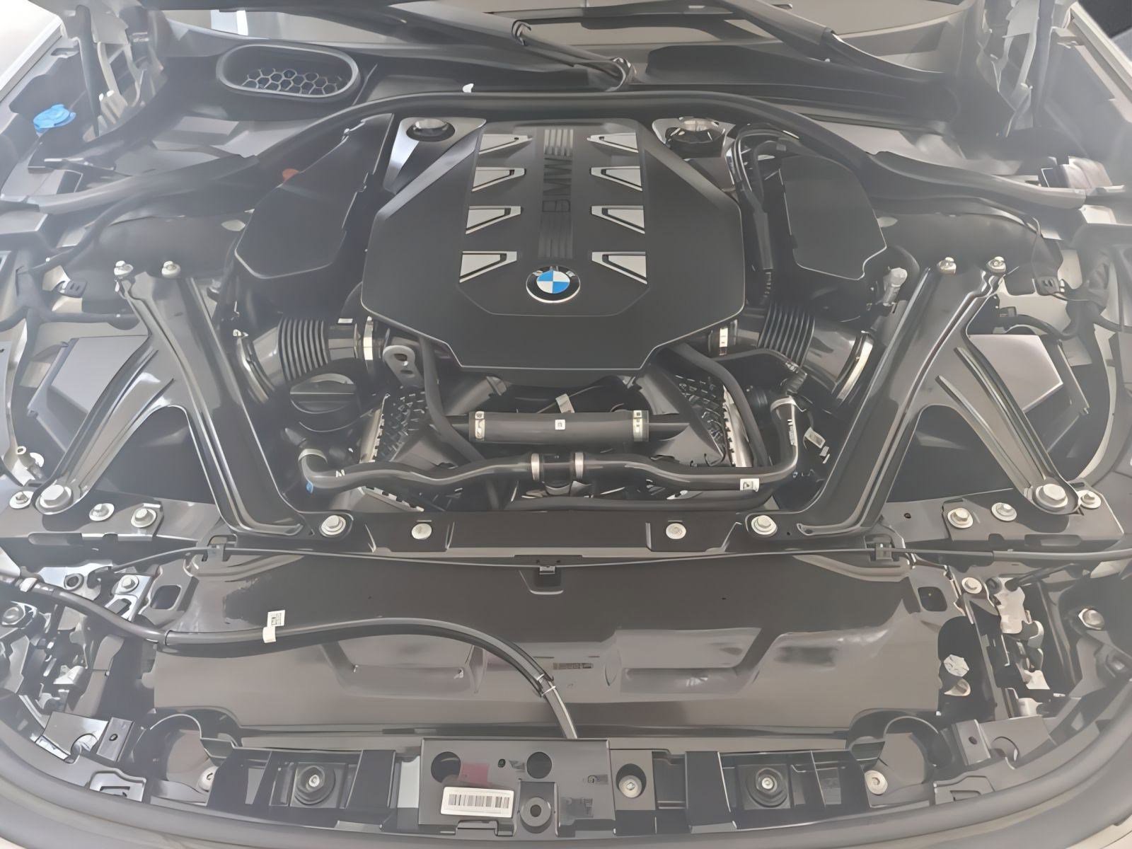 Used 2025 BMW 760i xDrive w/ Executive Package image 32