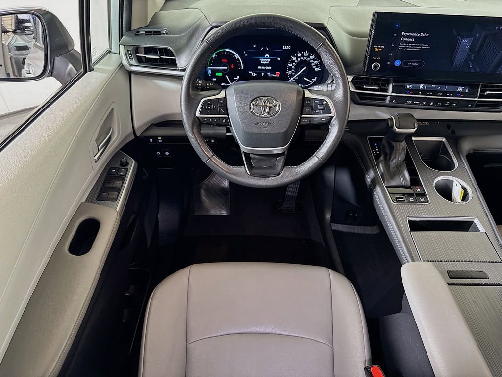 Used 2025 Toyota Sienna XLE image 21