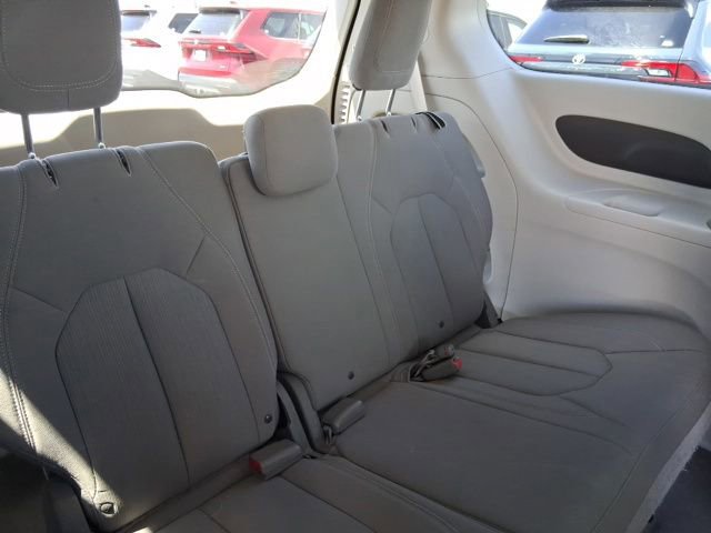 Used 2017 Chrysler Pacifica Touring FWD image 8