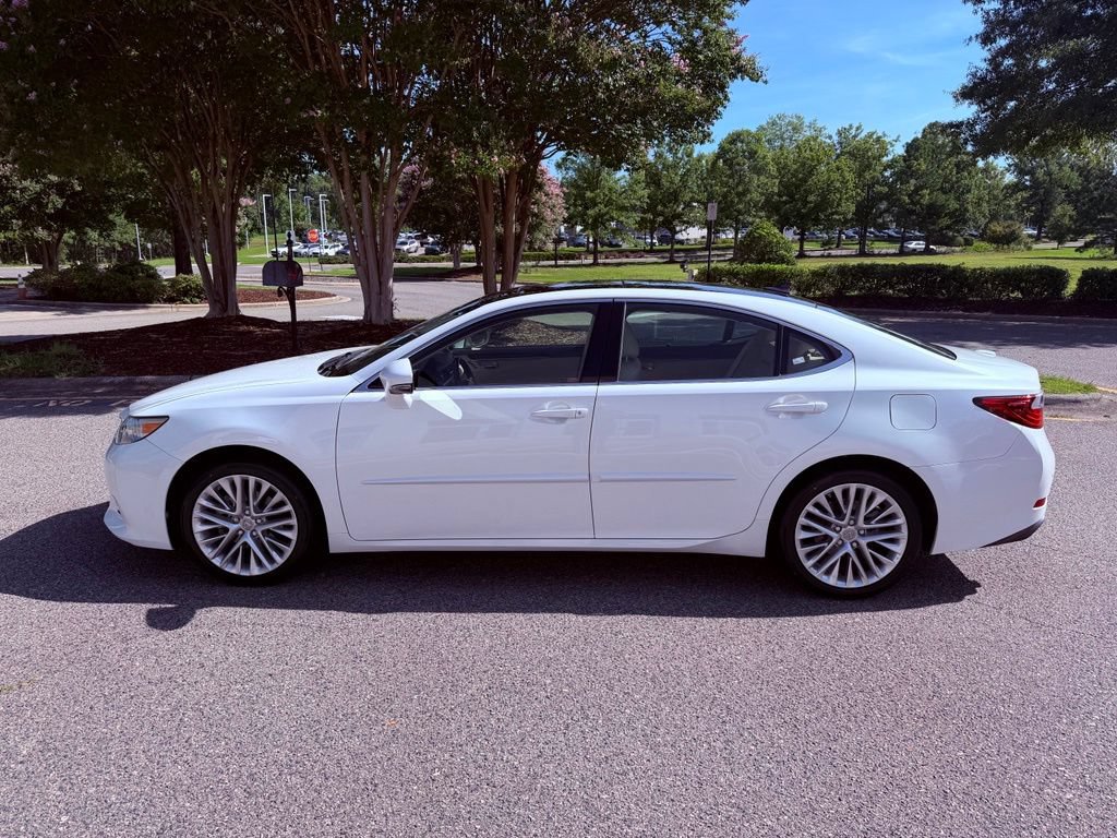 Used 2015 Lexus ES 350 w/ Ultra Luxury Package FWD image 4