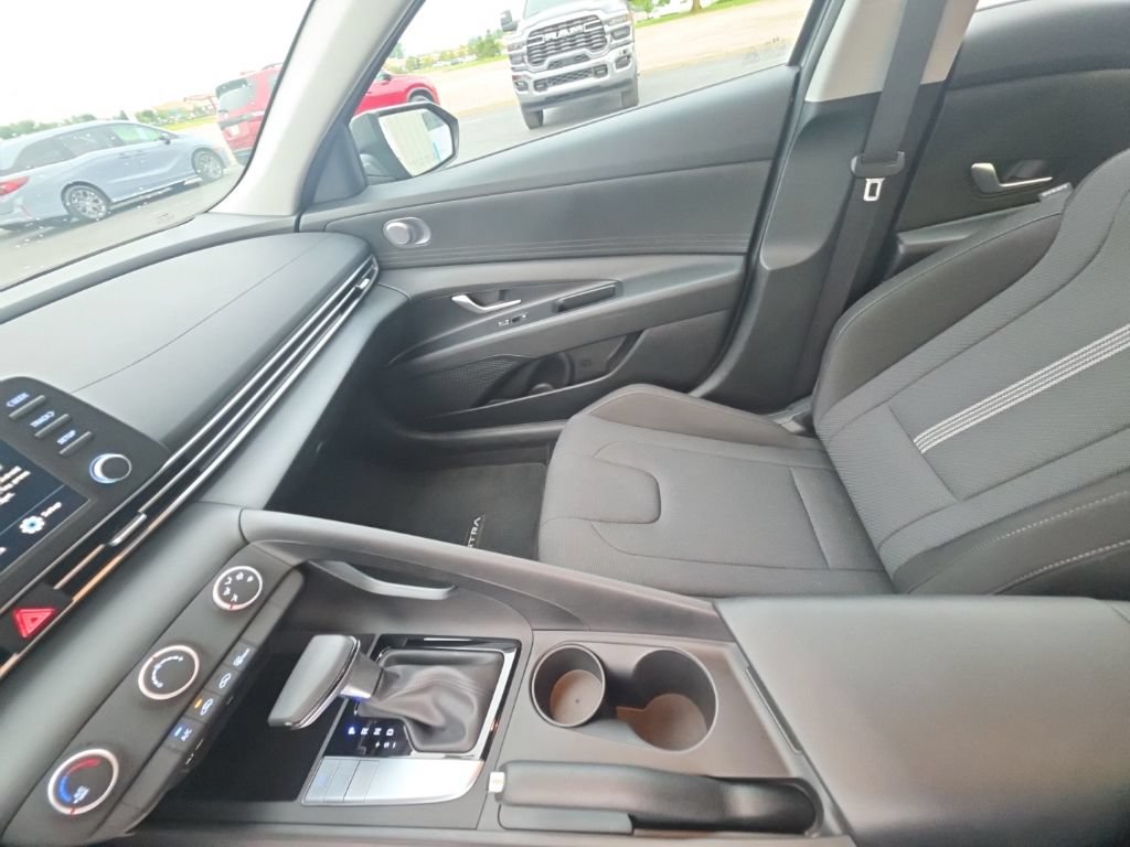 Used 2024 Hyundai Elantra SE FWD image 21