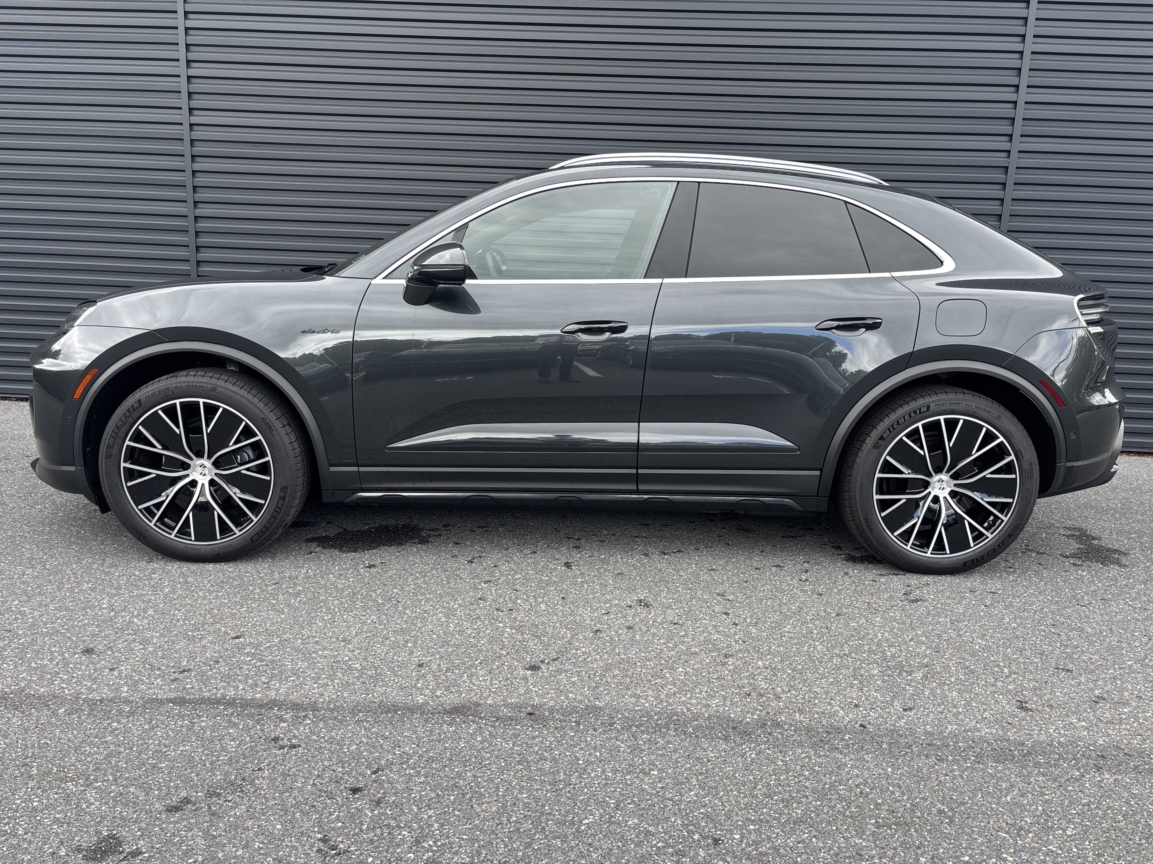 New 2025 Porsche Macan 4 Electric AWD/4WD image 3
