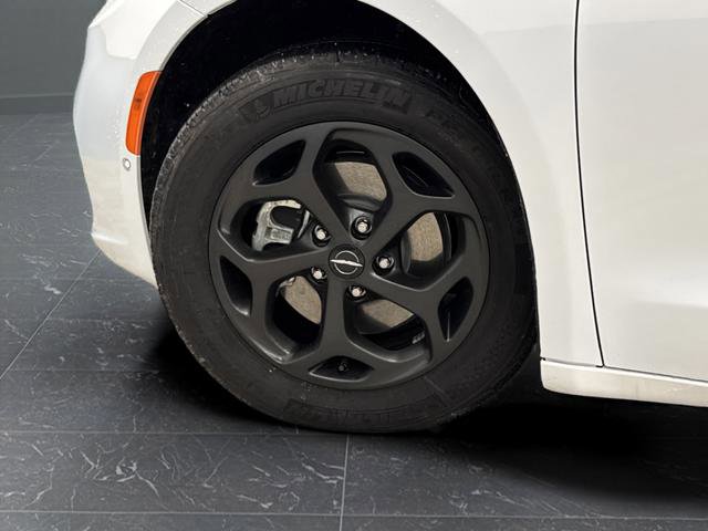 Used 2024 Chrysler Pacifica Select image 36