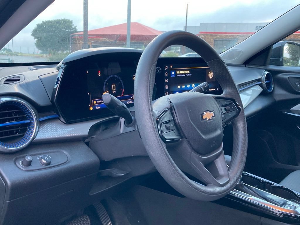 Used 2025 Chevrolet Trax LT FWD image 7