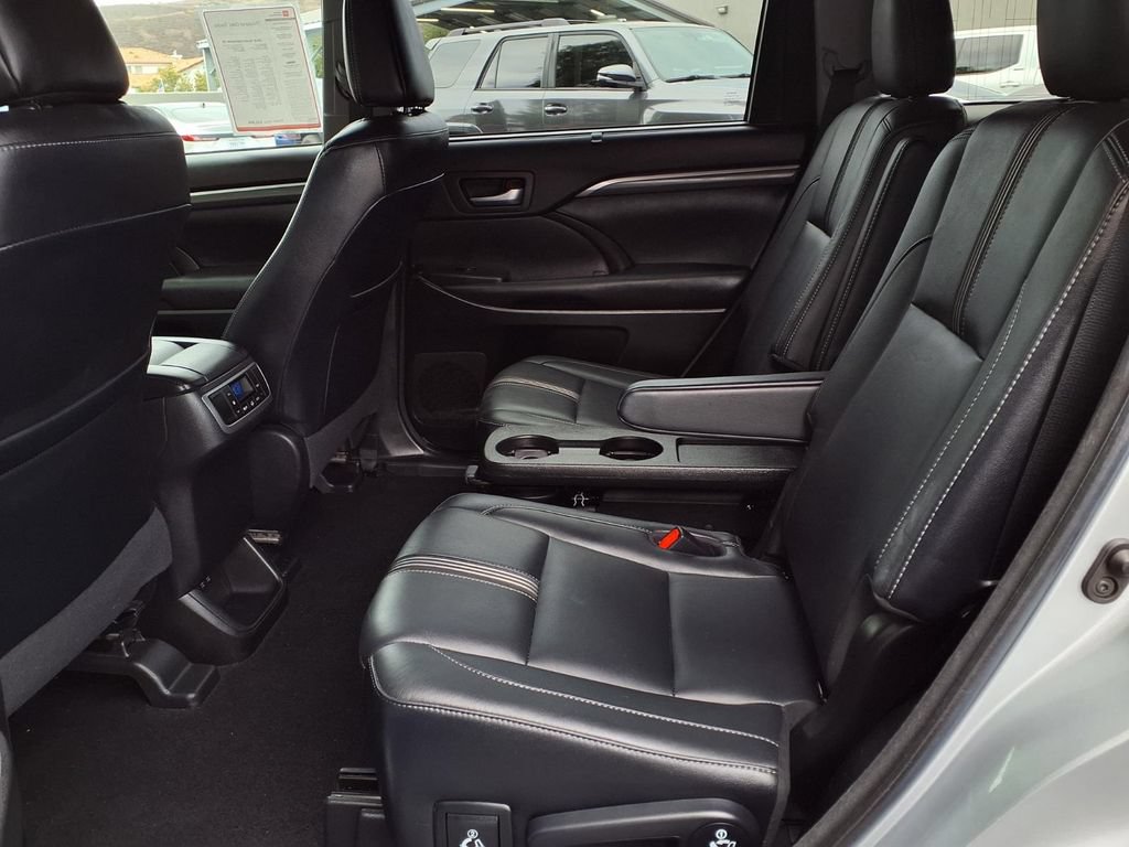 Certified 2018 Toyota Highlander SE FWD image 24