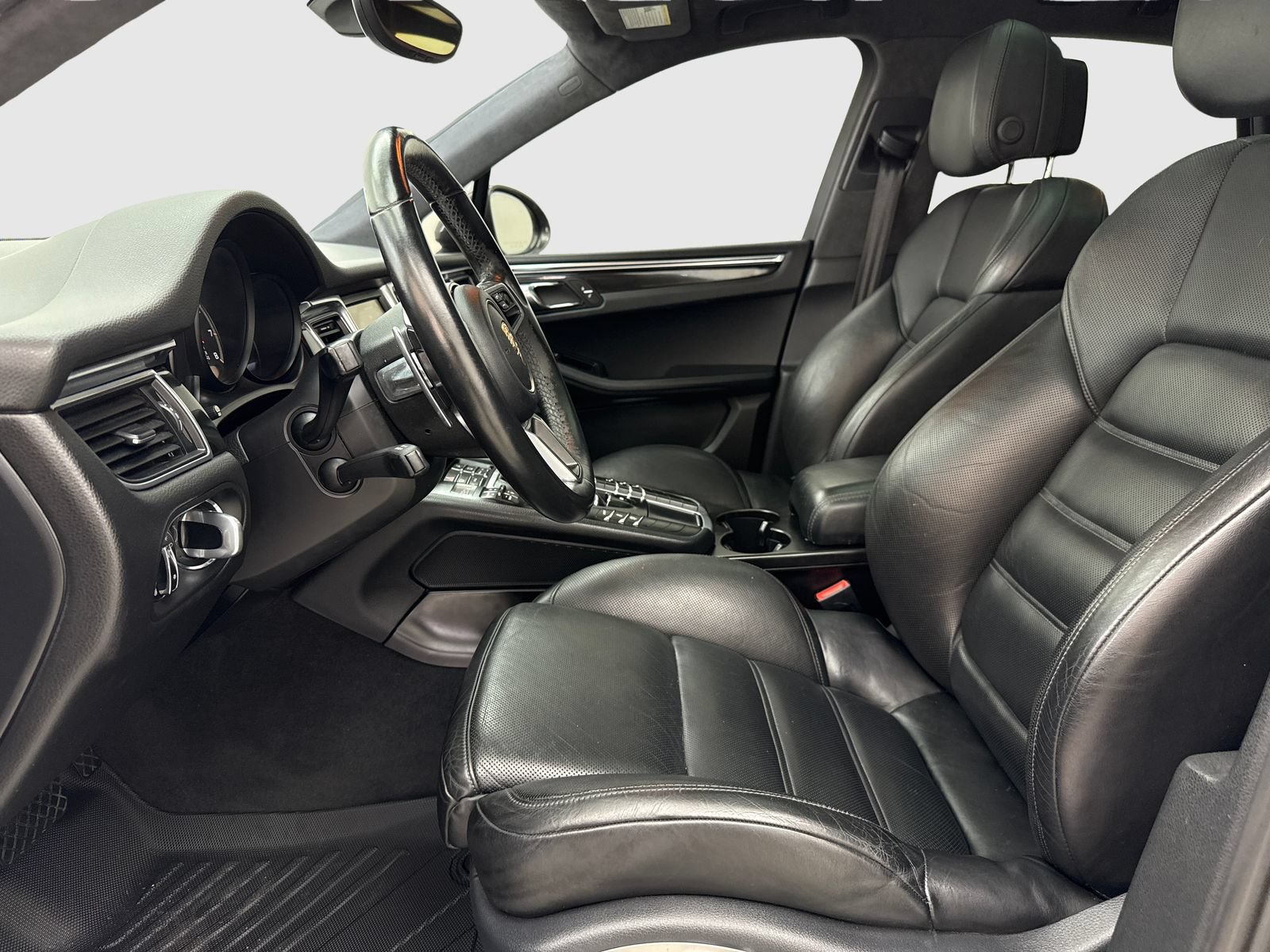 Used 2015 Porsche Macan Turbo AWD/4WD image 17