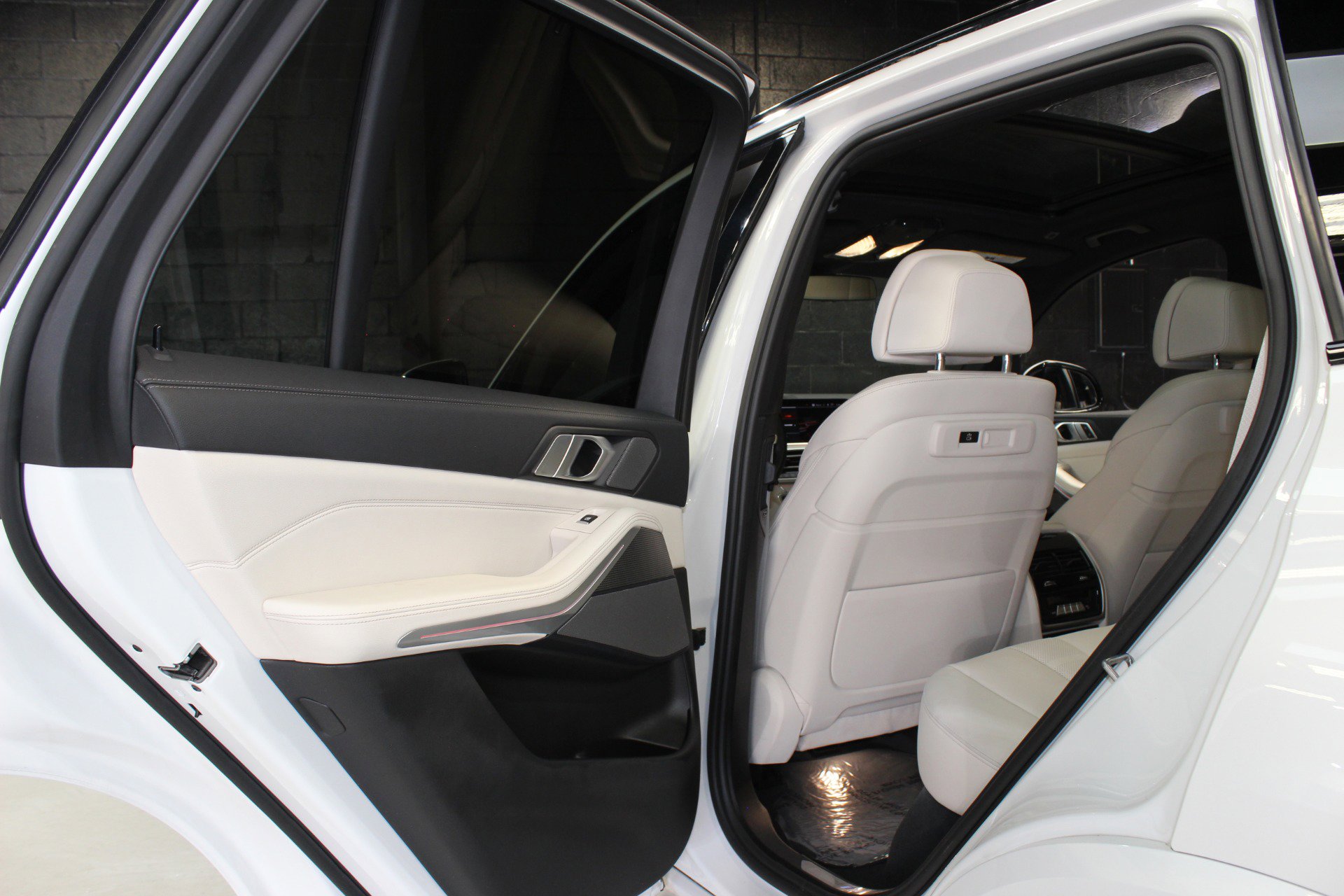 Used 2021 BMW X5 sDrive40i w/ M Sport Package image 29