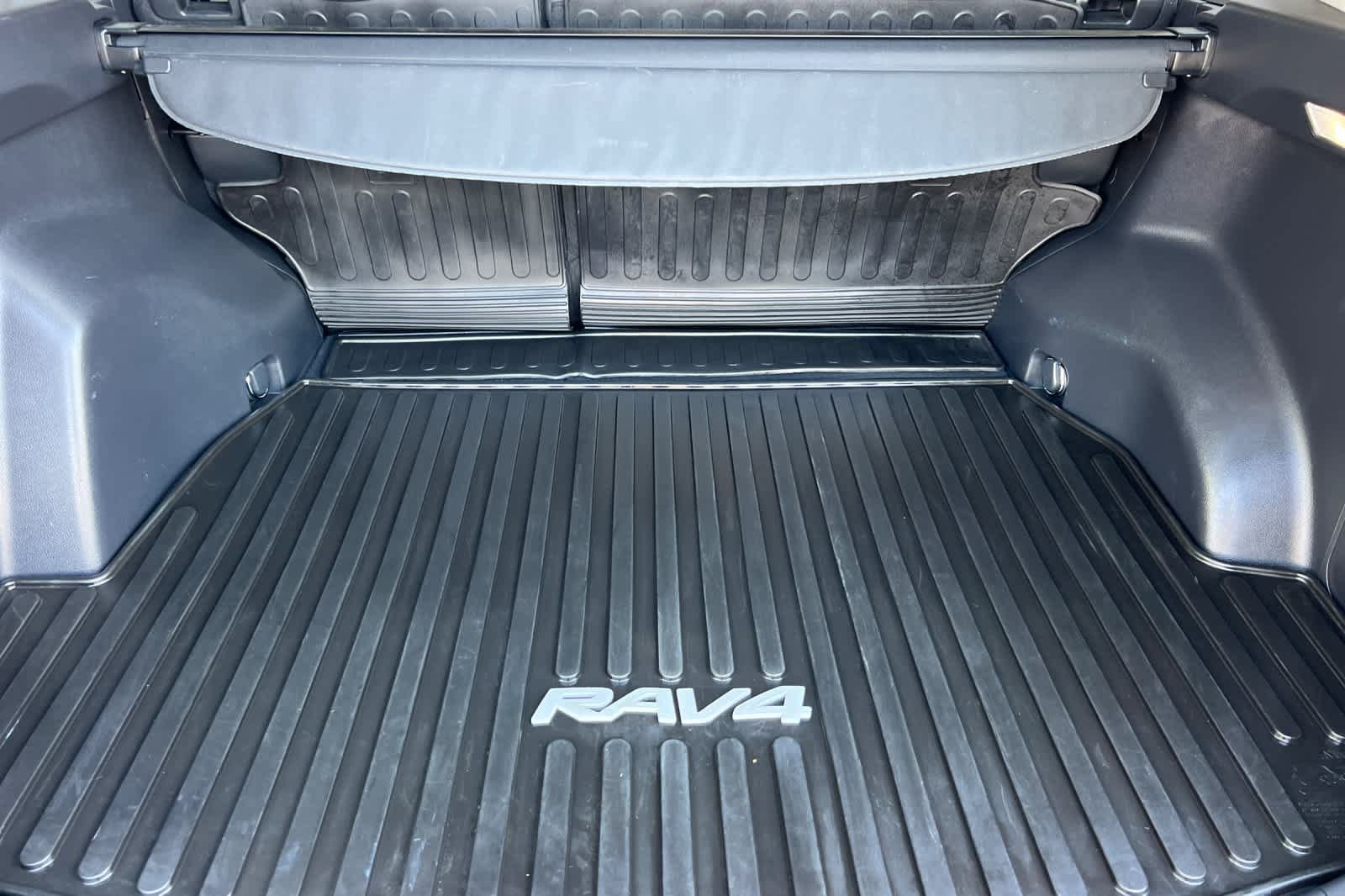 Certified 2022 Toyota RAV4 LE AWD/4WD image 16