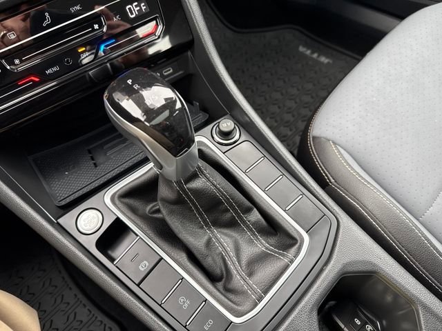 Certified 2025 Volkswagen Jetta SE w/ Sunroof Package image 28