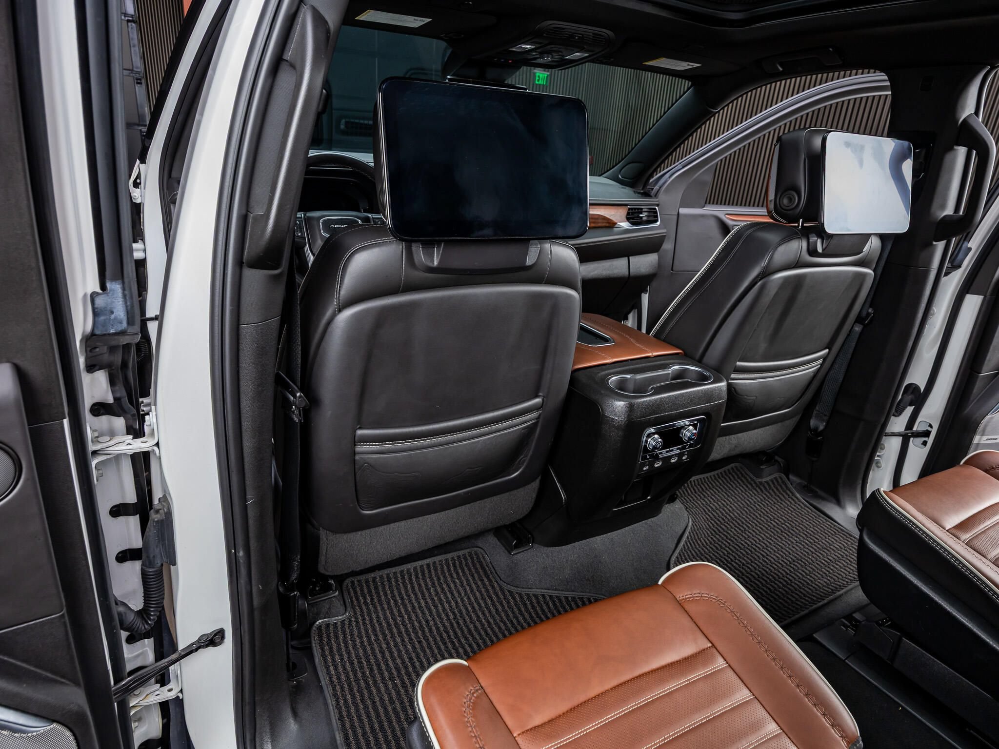 Used 2023 GMC Yukon Denali Ultimate AWD/4WD image 34