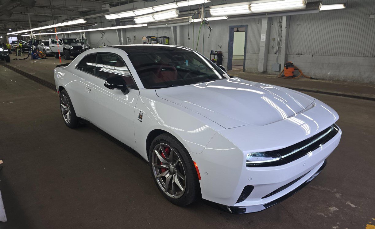 Used 2024 Dodge Charger Daytona Scat Pack w/ Plus Group AWD/4WD image 2