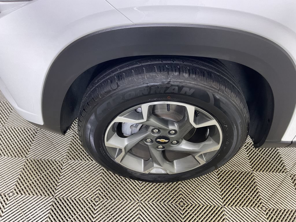 Used 2025 Chevrolet Trax LT FWD image 5