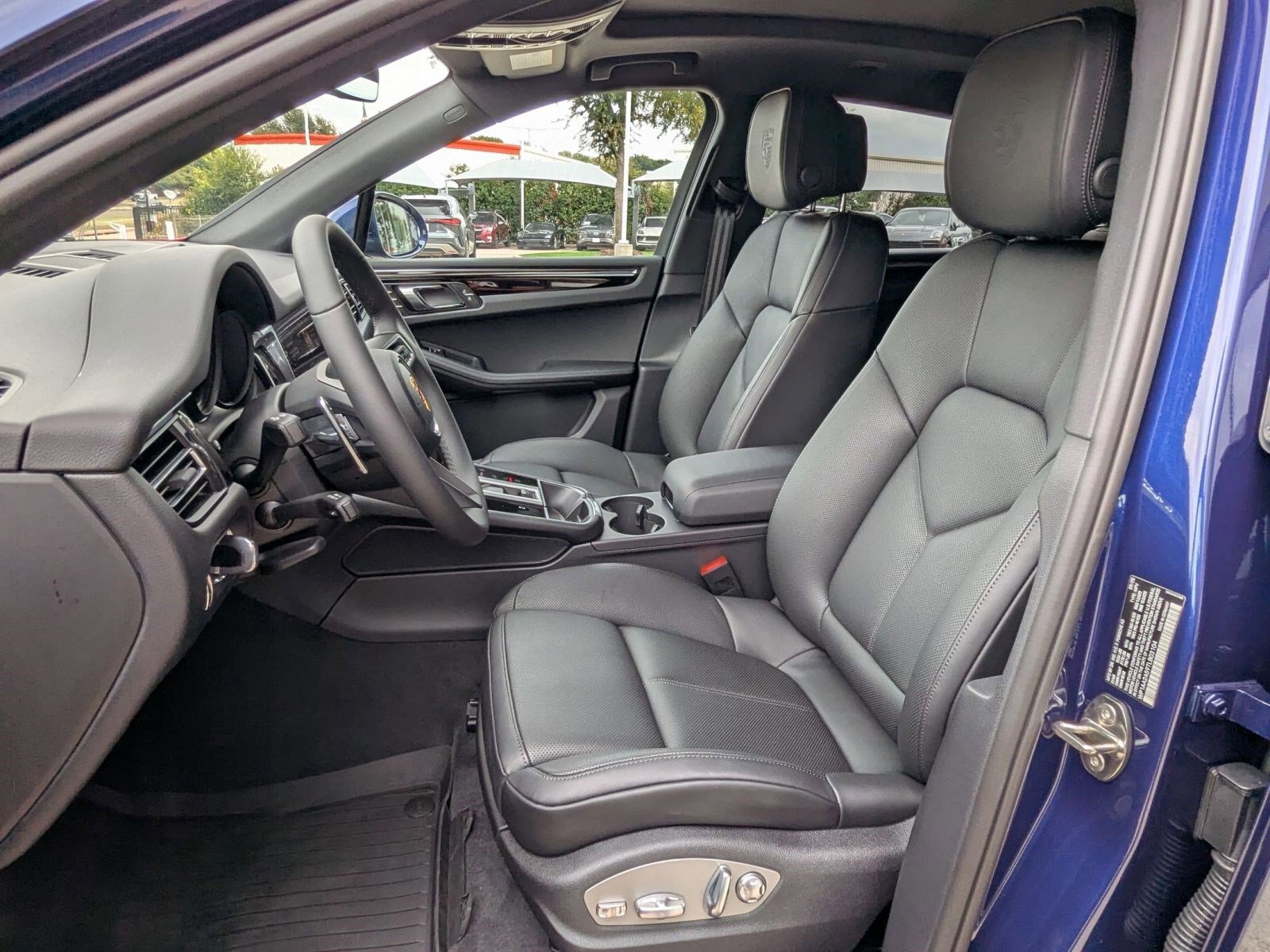 Certified 2026 Porsche Macan AWD/4WD image 5
