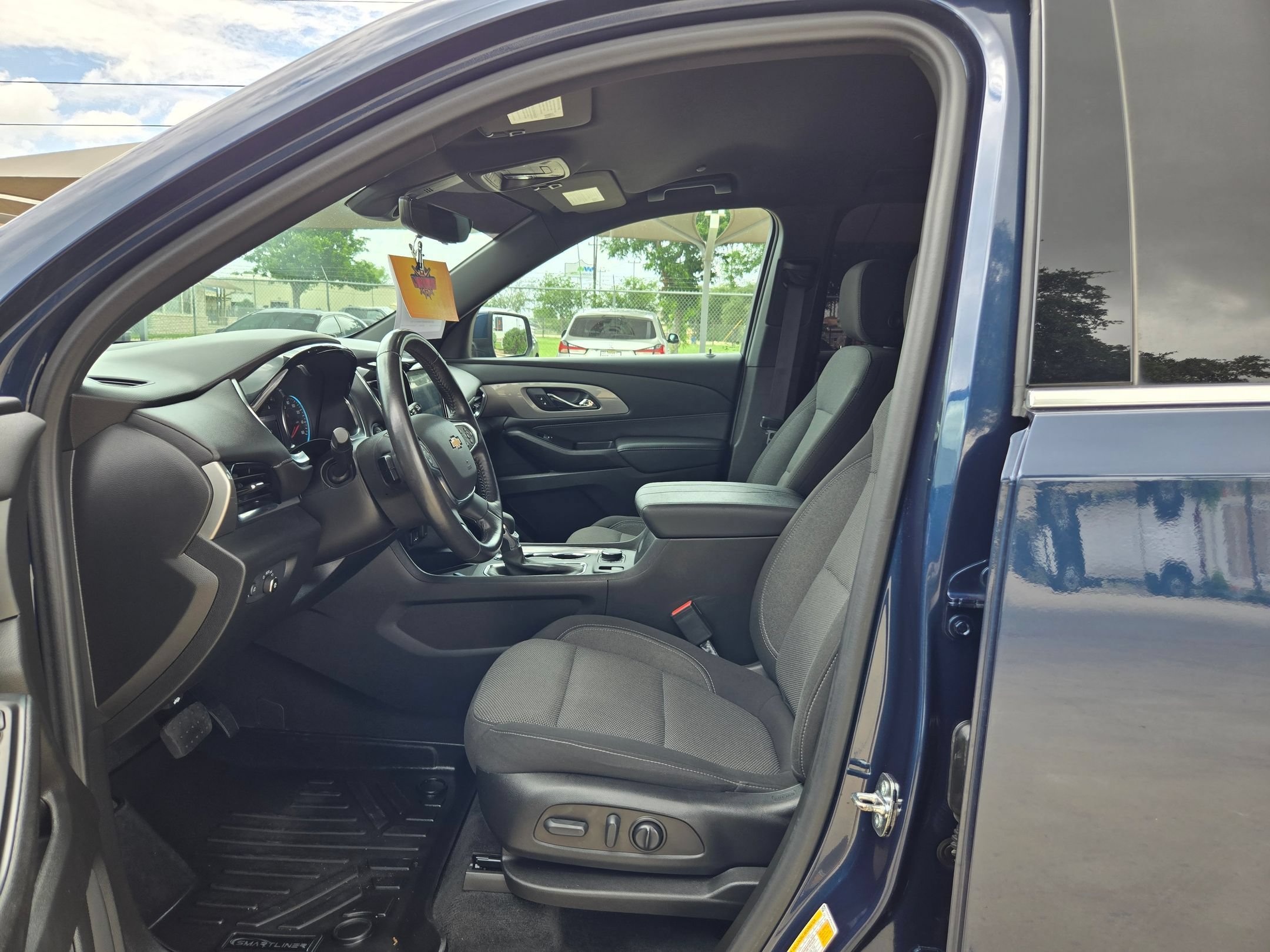 Used 2022 Chevrolet Traverse LT FWD image 9